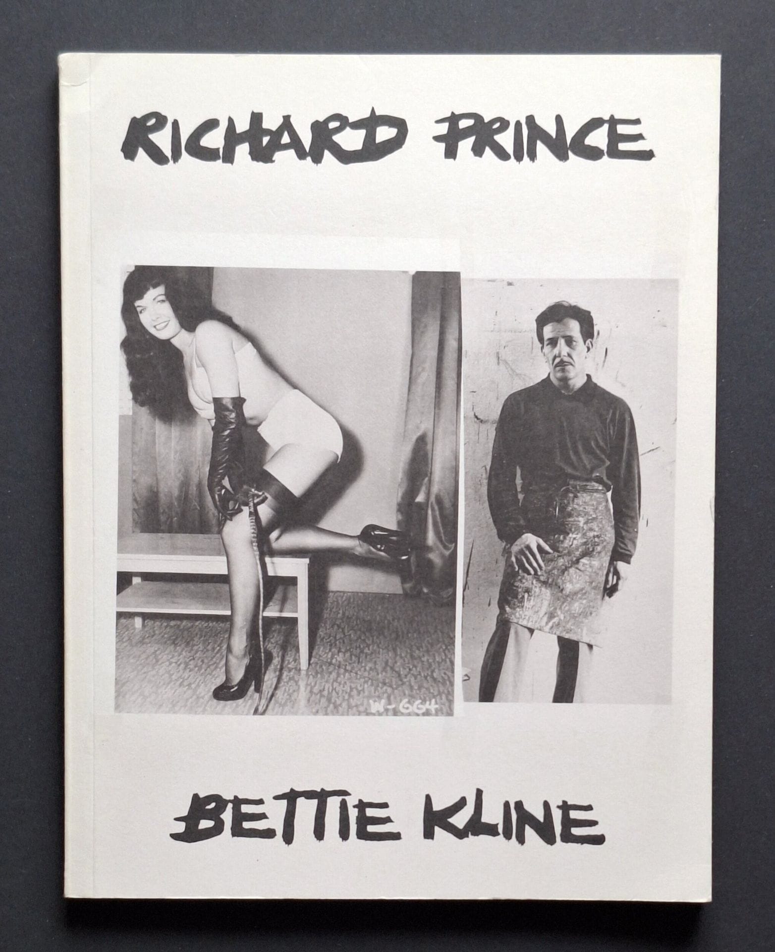 PRINCE, RICHARD (1949)
Bettie Kline.
Purple Institute, 2012.
In-8 (19 x 15 cm). Livre d'artiste. Rare réédition au format de poche (après l'édition originale Gagossian de 2009). 112 pp. Couverture souple illustrée. Complet du signet Bettie Kline, by Richard Prince - Purple - 20th anniversary