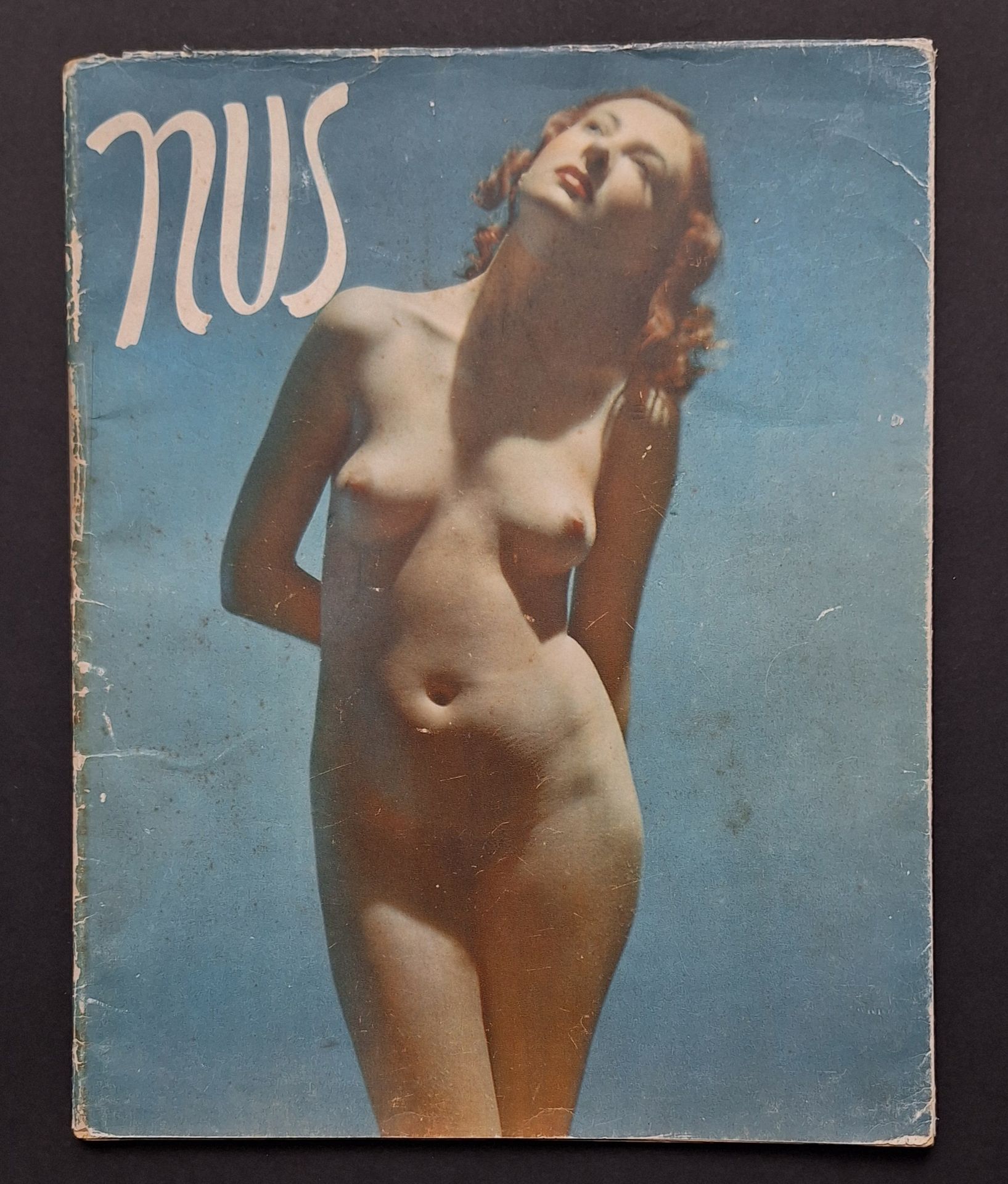ÉROTISME
Nus - 2° album. 
Esthétique et Photographie, 1950. 
In-4 (30 x 24 cm). Édition originale. 50 nus en noir et en couleurs par Brassaï, Dorvyne, Paul Koruna, Erwin Marton, Quinio-Elmerich. Cartonnage muet sous jaquette illustrée à rabat.
