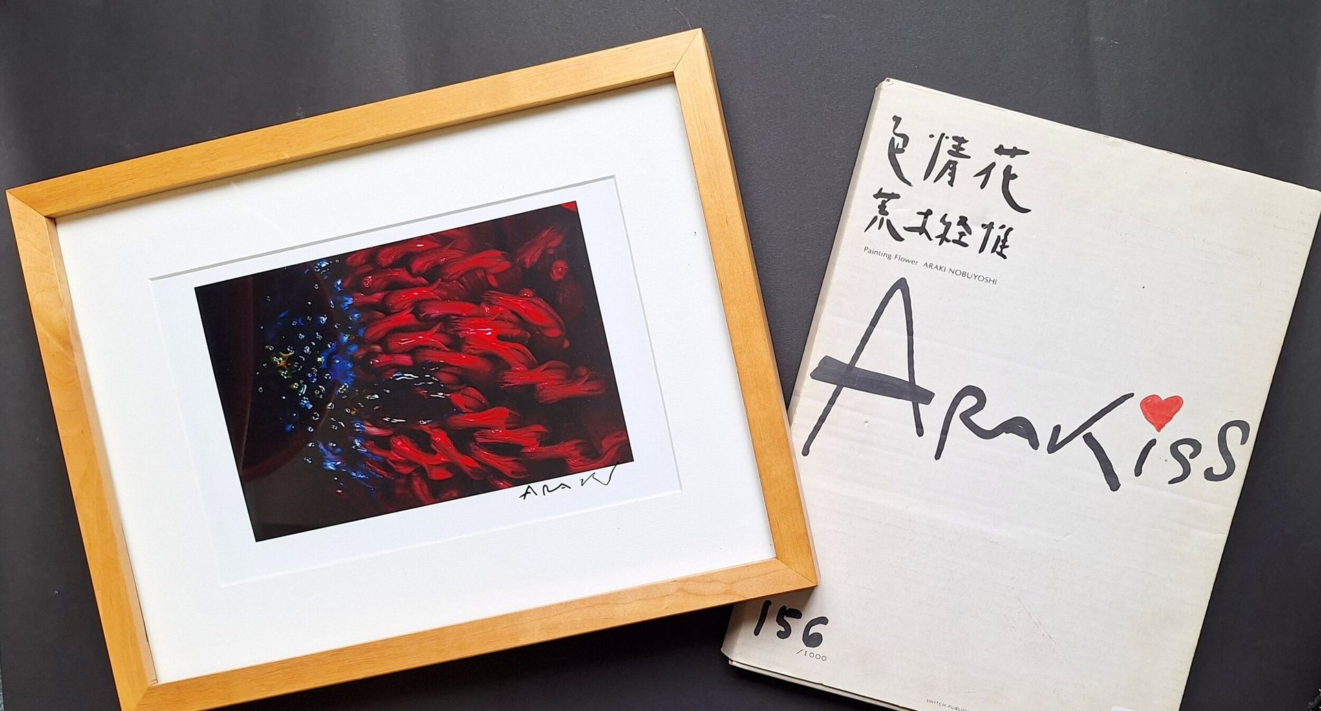 ARAKI, NOBUYOSHI (1940) [Signed + Inkjet Print].
Painting Flower.
Switch Publishing, 2004.
In-4 (37 x 28 cm). First edition, printed in an edition of 1000 copies, accompanied by an inkjet print signed in the margin by Araki. Illustrated hardcover in titled publisher's slipcase, with numbering and Arakiss felt-tip signature by Araki. In this lot, the inkjet print is offered framed 44 x 33 cm).