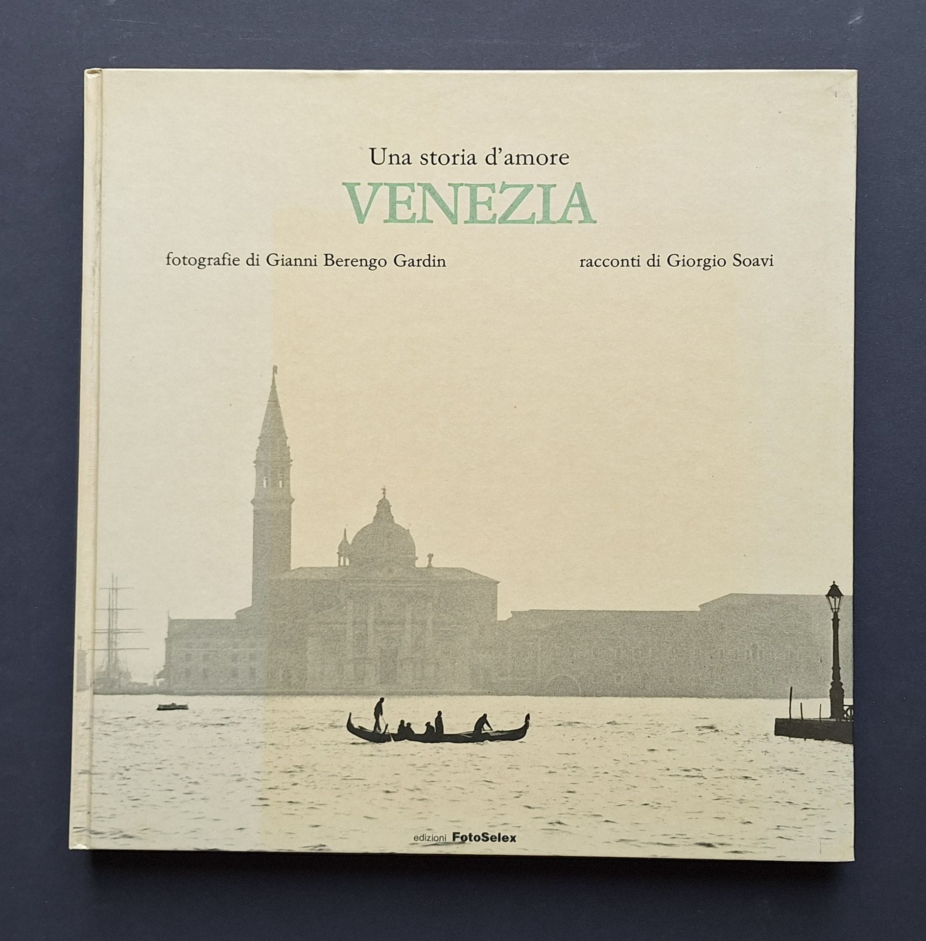 BERENGO GARDIN, GIANNI (1930)
Una storia d'amore, Venezia
fotografie di Gianni Berengo Gardin
racconti di Giorgio Soavi
Edizioni FotoSelex, Veniano (Como), 1981.
In-4 (30 x 30 cm). Édition originale. 140 pp. Photographies reproduites en noir et blanc, dont certaines à double page. Cartonnage illustré de l'éditeur.