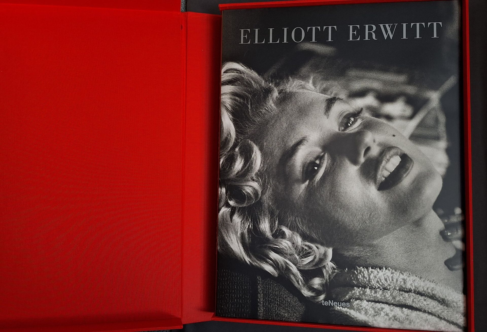 ERWITT, ELLIOTT (1928-2023) [Signed].
XXL.
teNeues, 2012.
In-folio (57 x 42 cm). First edition, limited to 2000 copies numbered and signed by Elliott Erwitt. 244 pp. Very large book, bound in illustrated dust jacket and red cloth slipcase with photographic label (photo of Marilyn Monroe). Uncommon and beautiful.