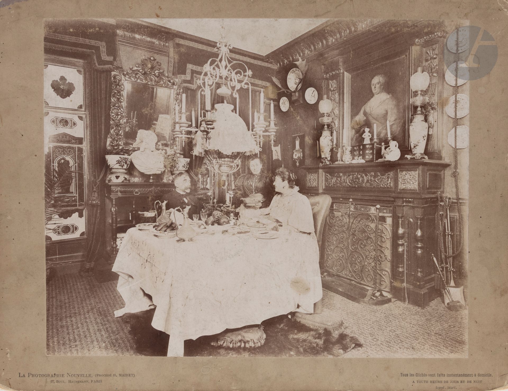 [Méry LAURENT]. Henri MAIRET.
2 photographies de Méry Laurent; La Photographie Nouvelle. Paris, c. 1896. Emboîtage moderne en toile.
Méry Laurent chez elle à la villa des Talus au 9 boulevard Lannes. 
Deux rares épreuves argentiques sur carton fort légendé: «La Photographie Nouvelle, (Procédé H. Mairet)/ 17, Boul. Haussmann, Paris// Tous les clichés sont faits instantanément à domicile, à toute heure de jour et de nuit», ou variante: «H. Mairet, (Photographie nouvelle)»…
1) La captivante photo du déjeuner (ou dîner) avec Mallarmé et Méry servis par la diligente Elisa Sosset (22,8 x 28,5). [Une autre épreuve figurait dans la coll. Mallarmé-Morel (n° 199) comme anonyme, vendue 3.000 (reprod. p. 78-79)]. 
2) Photographie inédite de Méry lisant près de son piano (22,4 x 28,6), dans un intérieur cossu et surchargé où, en fait de peintures de ses nombreux amis artistes, l’on entrevoit seulement le reflet inversé dans le miroir de L’Automne, son portrait à l’huile par Manet (Musée de Nancy), voir l’épreuve du même espace sans Méry [n° suivant/3). 
Henri MAIRET (1850-1902), pionnier de la «photographie instantanée» de scène en France, fut un des plus grands spécialistes du genre dans les années 1890, collaborateur de nombreux artistes de théâtre et de périodiques qui diffusèrent largement ses clichés.
«Le procédé H. Mairet» de flash au magnésium sans fumée fut inventé en 1892. Il obtient d’excellents résultats dans les loges et foyers mal éclairés de la Comédie-Française dont il est le photographe officiel. En 1893, ses premiers essais sont exposés dans les salles de journaux et la Société française de photographie lui attribue un prix pour le réglage de la luminosité. Il reçoit les palmes académiques en 1895. 
Grâce à son procédé ne dégageant ni odeur ni fumée et surtout sans risque d’incendie, c’était devenu dès la fin de 1893, via des encarts publicitaires, la grande mode du jour que d’appeler chez soi cet opérateur pour distribuer quelque souvenir à ses invités. Ancienne actrice, Méry était bien au fait, et, vu ses moyens, pouvait organiser un dispendieux shooting chez elle.
Coins émoussés et, sur la 2e, petites salissures d’encre.
Référence: Elizabeth Emery, «L’éclairage artificiel sur scène (1891-1914). Henri Mairet, la Nouvelle Photographie et la valorisation de la mise en scène», in Revue d’histoire du théâtre, n° 283, juillet-sept. 2019.
Provenance: Élisa Sosset, la dévouée femme de chambre nancéienne, avec annotations à l’encre de sa nièce au verso, – précieuses pour la localisation. D’abord légataire universelle en usufruit, Élisa hérita in fine du mobilier de la rue de Rome et d’une somme d’argent.