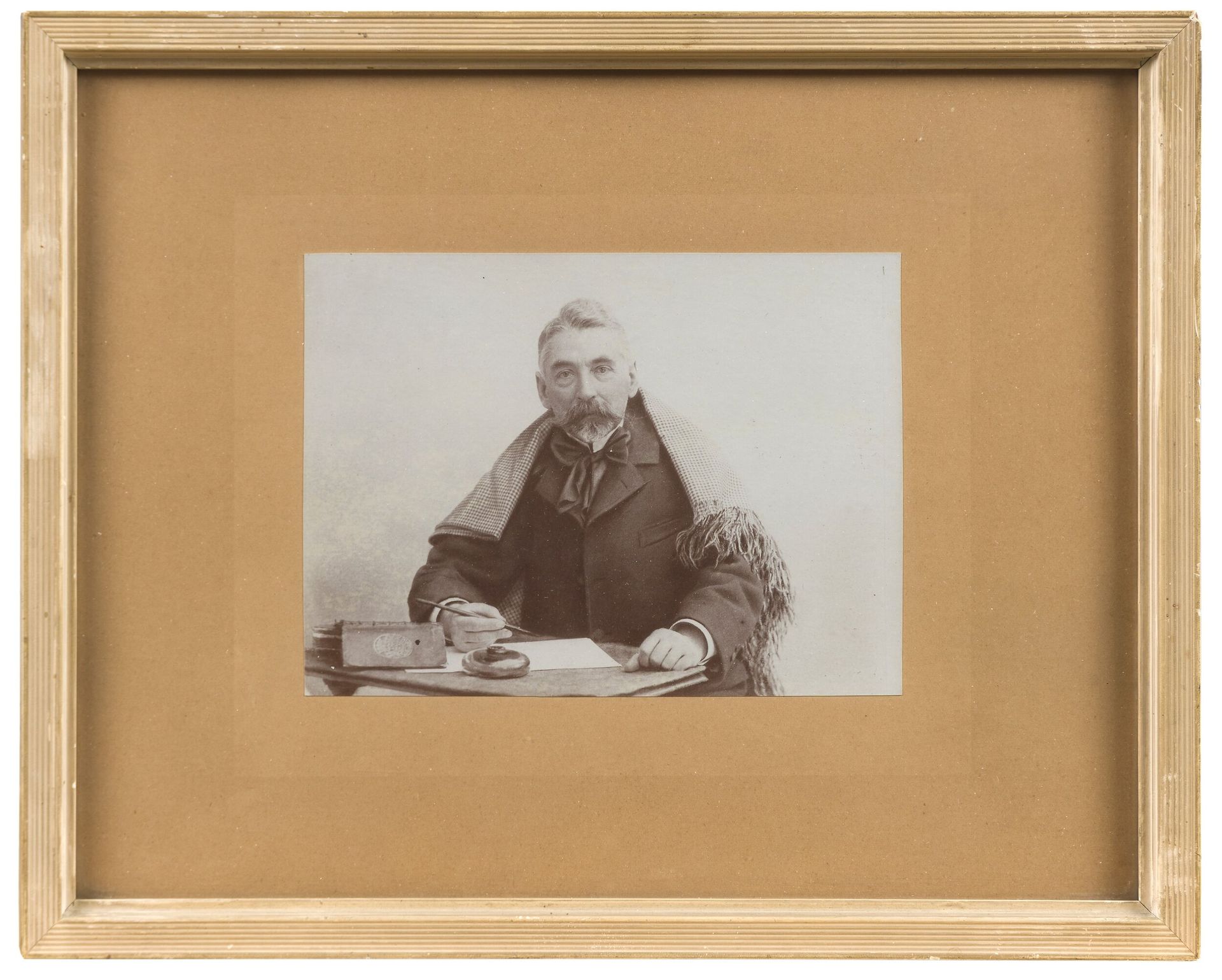 [Paul NADAR]. Photographie de Mallarmé au châle de Méry, [1895?]; 12,2 x 16,9cm.
Superbe épreuve argentique, montée à l’époque sur un f. brun clair vierge (sans nom impr. de photogr.) à toutes marges, fin encadrement mouluré blanc d’origine. Emboîtage toilé moderne. 
Souvent reproduite, l’épreuve Méry/Mondor (Bibliothèque littéraire J. Doucet) porte la délicieuse inscription aut.s. au crayon: «Monsieur Mallarmé s’entoure de l’affection et du châle de Méry» (cat. exposition Mallarmé, Musée d’Orsay, 1998, p. 142, pour une bonne reprod. de la feuille entière avec «Nadar // Paris» impr. dans la marge. La page blanche sur la photo est agrémentée pour Méry d’un charmant distique (nécessairement à l’envers) qu’on ne transcrit jamais. La date 1895 est avancée par M.-A. Sarda, Stéphane Mallarmé à Valvins (Musée Mallarmé, Vulaines-sur-Seine, 1995, p. 33) avec reprod. de l’épreuve du Musée (cf. Portraits de M., même épreuve vers 1895, p. 82). 
N.B.: Le cat. d’Ed.-H. Fischer reproduit l’héliogravure de l’édition NRF des Poésies de 1913 (Galantaris, 2014, p. 477-478 avec un cadrage aux seules épaules). C’était avant la parution des deux épreuves de la succ. Mallarmé/Morel (Sotheby’s, 15/10/2015 n° 148-49).
Provenance: André Fontainas [voir 73] Par descendance, sa fille Anne-Romaine et par héritage Adrienne Fontainas, qui a authentifié l’origine au dos. Est jointe une longue note de celle-ci signalant son emplacement chez Fontainas au 21 avenue Mozart: «sur la partie intérieure de la porte de l’armoire qui contenait ses manuscrits». D’après son épreuve, il fit exécuter un dessin de la tête qu’il reproduisit en 2e frontispice de son Stéphane Mallarmé à Paul Valéry. Paris, Bernard, (1928). Il offrit la correspondance reçue de Mallarmé à Henri Mondor en remerciement de son dévouement médical (Bibl. litt. J. Doucet).