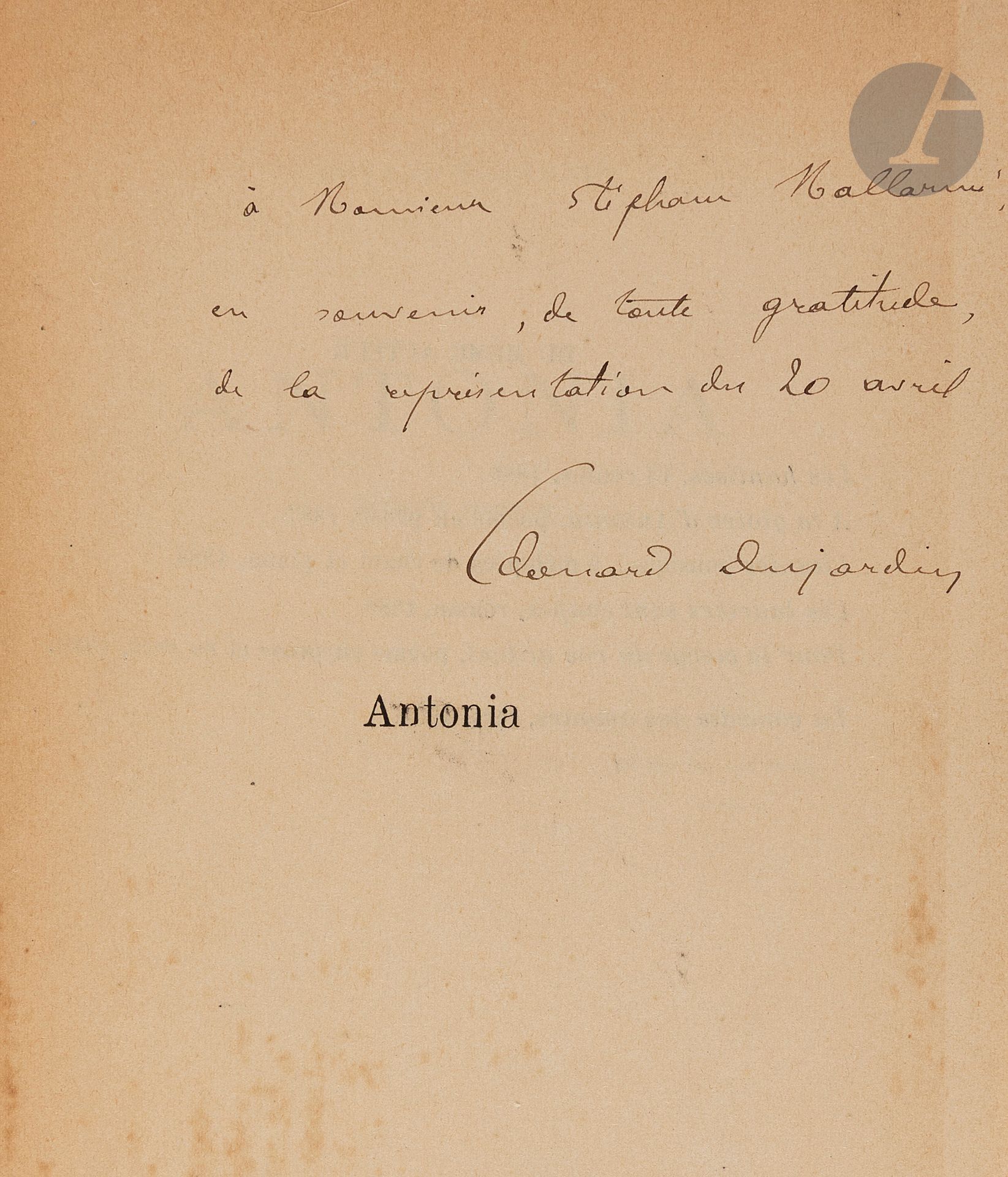 *Édouard DUJARDIN.
La Légende d’Antonia, [1891-1893]. Tragédie moderne en 3 parties en vers libres; 3 petits vol. in-12 br. (chemise dos chagr. lie-de-vin, papier œil-de-chat, étui (Atelier Devauchelle).
«Un théâtre nouveau (symboliste) doit correspondre à l’état des esprits d’aujourd’hui, qui ne veulent pas s’intéresser aux basses fictions naturalistes» (L’Art moderne, 26 avril 1891 p. 135). 
– Antonia. Paris, Léon Vanier, (avril) 1891, dédié à Catulle Mendès.
Envoi aut.s à l’encre sur le f.-t.: «à Monsieur Stéphane Mallarmé,/ en souvenir, de toute gratitude,/ de la représentation du 20 avril/ Edouard Dujardin». C’est la date de la 1ère représentation (restreinte) «devant un public d’invités, sur la scène du Théâtre d’Application» dixit l’auteur in fine; sans les chœurs, avec les seuls coryphées dont Lugné-Poe. Mallarmé y assiste: «Je continue à trouver, non rare mais unique, dans les littératures, cette tragédie d’Antonia», écrit Mallarmé à Dujardin (Marchal Corr. 1504).
– Le Chevalier du passé. 2e partie. Paris, Vanier, (juin) 1892, «à la mémoire de Jules Laforgue».
Envoi aut.s. à l’encre sur le f.-t.: «à Stéphane Mallarmé,/en tout affectueux hommage,/ Edouard Dujardin». 1ère représentation sur la scène du Théâtre-Moderne le 17 juin 1892 avec Lugné-Poe; décor de Maurice Denis et costumes de femmes de la maison Liberty & Co. Mallarmé y assiste: «Merci, Dujardin [à la réception de cet exemplaire]; j’ai goûté le même plaisir à la lecture que pendant les représentations [au pluriel, car celle aussi d’Antonia], comme devant quelque chose de définitif autant que de neuf […] et vous aurez, avec la trilogie, quelque chose à part dans ce temps, au jet personnel et souverain. Ce finale, en monologue [de la Courtisane], du drame lyrique pour parole seule, représente pour moi une des heureuses audaces, que je sache. Et tout!» (Marchal Corr. 1742).
– La Fin d’Antonia. 3e partie. Paris, Vanier (juin) 1893, «en hommage au maître du drame moderne, à Richard Wagner».
Envoi aut.s. à l’encre sur le f.-t.: «à Stéphane Mallarmé,/ en dévoué et affectueux hommage,/ Edouard Dujardin». 1ère représentation au Théâtre du Vaudeville le 14 juin 1893 avec Lugné-Poe; décor et costumes de Maurice Denis. 
On joint: Édouard Dujardin. Mallarmé par un des siens. Paris, Messein, 1936, in-12 br. neuf et non coupé.
Provenance: Mallarmé-Morel, n° 30 (sans l’étui).