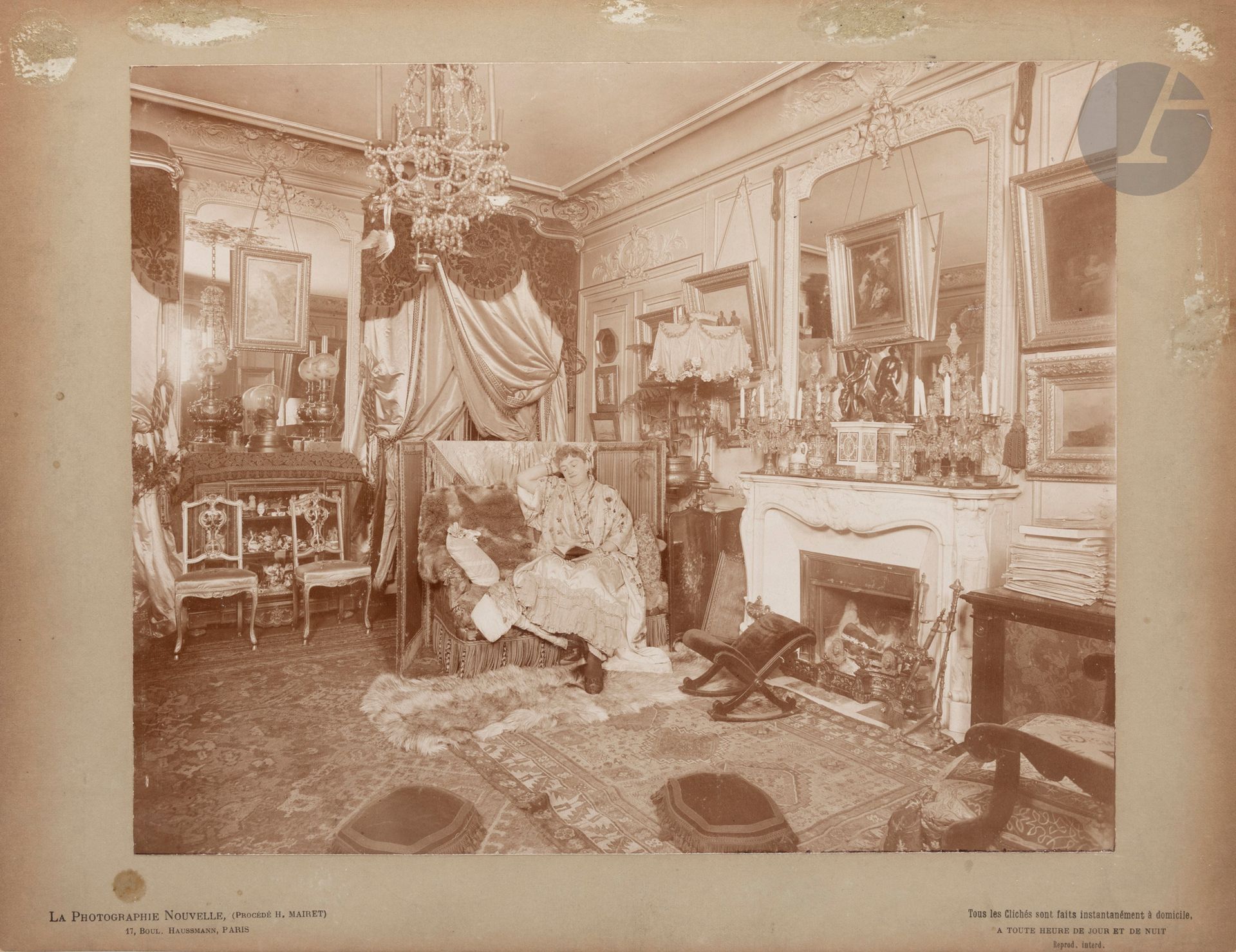 [Méry LAURENT]. Henri MAIRET.
7 photographies chez Méry Laurent. La Photographie Nouvelle. Paris, c. 1896.
Méry Laurent à ses différentes adresses. Sept épreuves inédites à l’albumine ou aristotypes, montées sur carton d’origine fort à bords biseautés argentés (sauf la 7, plus souple et bords droits), légendées par la firme du photographe Mairet qui excellait dans le flash instantané selon un procédé de son invention sans fumée au magnésium (cf. supra).   La multiplication des vues ne facilite pas la répartition des adresses. D’où certaines hypothèses.
Au 52 rue de Rome, deux épreuves avec Méry:
1) Photo de première importance, jamais étudiée. 
Dans le salon, Méry lisant (yeux baissés retouchés), assise sur le divan à fourrure près de la cheminée (22 x 27,6). Sur le miroir, Méry ou La Naissance de Vénus par Gervex récemment acquise en 1896. Sur le mur, plusieurs peintures pourraient être identifiées. (Reprod. en petit in Sotheby’s infra). C’est le pendant de l’autre cliché célèbre de Méry jouant au piano pour Mallarmé et Gervex qui montre le côté opposé de la même pièce avec l’Exécution de Maximilien par Manet. Ce cliché est donné pour la 1ère fois à La Photographie Nouvelle [auparavant à Dornac] dans le cat. d’exposition d’Anne Borrel Femmes de Mallarmé (Vulaines-s.-Seine, Musée Mallarmé, Liénart (2011) p. 85), puis dans Portraits de M., 2013 p.75 (la meilleure reprod. avec son carton impr.), mais sans préciser que Henri Mairet en est le photographe.
2) Dans sa chambre à coucher, Méry est assise en train de lire appuyée au guéridon (22,1 x 28,5). À droite du baldaquin du lit brodé à ses initiales, tout en haut, son portrait à l’huile par Gervex, et du même, l’esquisse Rosette à l’aquarelle pendue sur le miroir comme la Naissance de Vénus dans le salon cf. supra (les 3 Gervex à la Bibl. litt. J. Doucet). 
À la villa des Talus, 9 boulevard Lannes, qui fut redécorée d’une touche orientale en 1893 avec l’aide de Mallarmé. 3) Salon à tapisserie et piano (21,9 x 28,5) avec le reflet de L’Automne dans le miroir (voir un autre cliché du même espace avec Méry cette fois [n° précédent/2]). 
4) Chambre à la psyché (probablement à Lannes) (22,2 x 28,5)
5) Salle à manger d’appoint, table dressée (22,5 x 28,5), murs tapissés à motif végétal.
6) Salle de bains (28,6 x 21,9) avec carreau à son monogramme et décor printanier.
7) Le boudoir à l’éléphant oriental avec deux photos de Mallarmé pendues dans le coin arrière gauche (22,1 x 28,2). Au mur à droite, probablement le cavalier d’Édouard Detaille légué au nancéien Lucien Cuénot.
Divers défauts aux cartons de montage, avec d’anciennes traces de passe-partout sur 4 pièces, sinon rares témoins de lieux privés fréquentés par tant d’artistes.
Provenance: Mallarmé-Morel n° 200 (photographe non identifié; et localisées rue de Rome, ce qui ferait deux salons au piano!). Au dos, mentions à l’encre: «chez Méry Laurent» de la main d’Henri Mondor, sauf les 1 et 7.