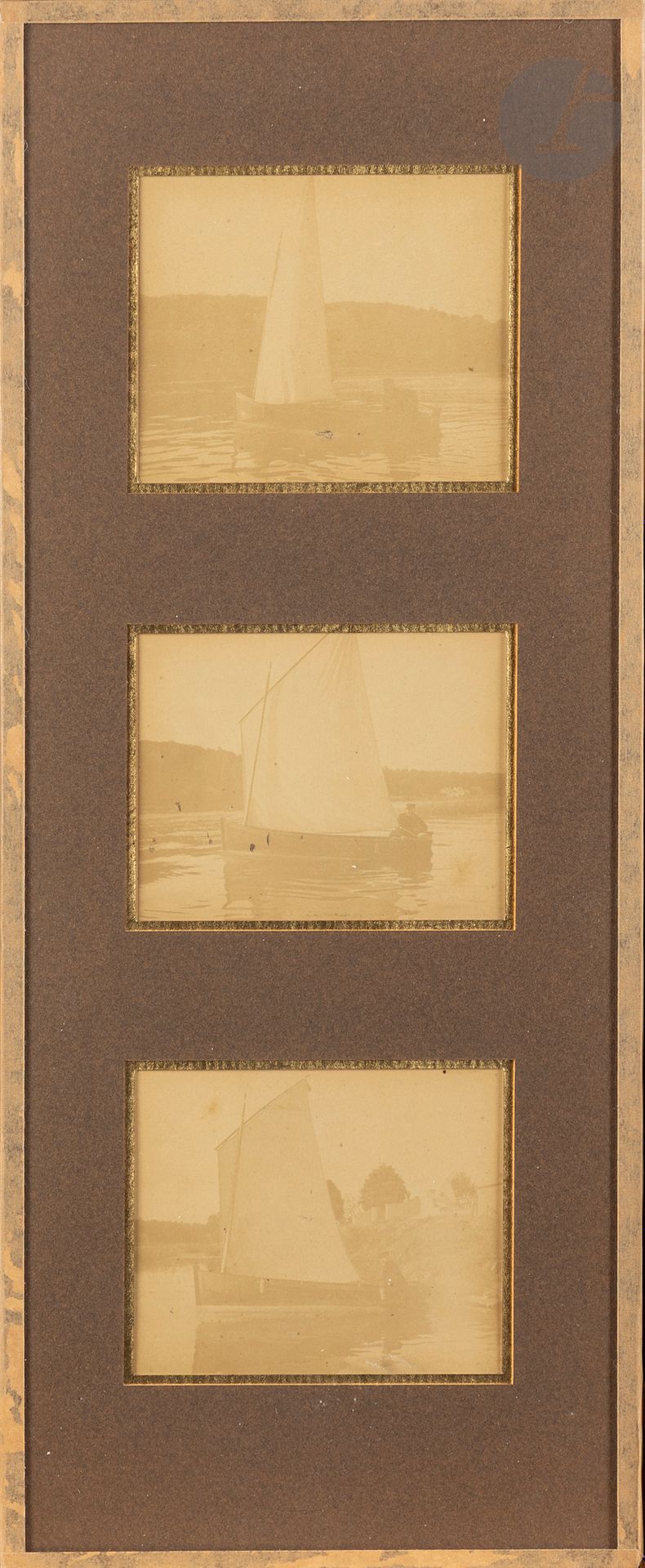 [Julie MANET?].
6 portraits photographiques de Mallarmé: le poète à Valvins sur sa «yole», 1896-1897.
6 petites épreuves albuminées dont 4 inédites montées anciennement en 2 passe-partout sous simple verre aux fenêtres liserées d’or.
Deux publiées:
– Le poète barrant au milieu de la Seine, voile tendue; c’est la plus souvent reproduite: Le Point, Mallarmé, fasc. xxix-xxx, févr.-avril 1944, p. 62; H. Mondor, Mallarmé Documents iconographiques. Genève, Cailler, 1947 pl. XLVII; M.-A. Sarda, Stéphane Mallarmé à Valvins (p. 17); et Portraits de M. p. 78. 
– Mallarmé en buste de 3/4 (Portraits de M. p. 78). 
Les autres sont inédites sauf dans le cat. Sotheby’s (réf. infra).
Si l’attribution ancienne probable à Julie Manet, dont Mallarmé devint le tuteur au décès de sa mère Berthe Morisot en 1895, s’avère exacte, la datation ne peut se reporter qu’aux années 1896-97 lors de ses séjours à Valvins, après son apprentissage photographique par Degas en 1896 à dix-huit ans. Dès octobre, Mallarmé lui demande des tirages, si beau temps, de la maison et du «bateau seul» pour un album à constituer et celui de «l’équipage du S.M.» [ses initiales sur la yole] avec Natanson et sa femme Misia sur la rive (Marchal Corr. 2731) dont il est encore question dans notre lettre aux jeunes filles du 2 novembre (voir n° suivant).
Ces précieuses épreuves sont certes passées, mais elles seraient quasiment les seules connues du passe-temps favori du poète sur sa «yole à jamais littéraire» (P. Valéry). 
On joint 4 retirages des précédentes photos, 5 épreuves anciennes de Valvins (maison, intérieur, tombe), et 4 portraits du Dr Bonniot et de sa seconde épouse (?) par Paul Nadar et Eug. Pirou.
Provenance: Mallarmé-Morel n° 154 (pour les 6 de la yole) précisant: «chacun contrecollé sur carton d’époque, dont 4 avec la mention Épreuve obtenue avec l’Express Détective Nadar au verso» et n° 179 pour les divers.