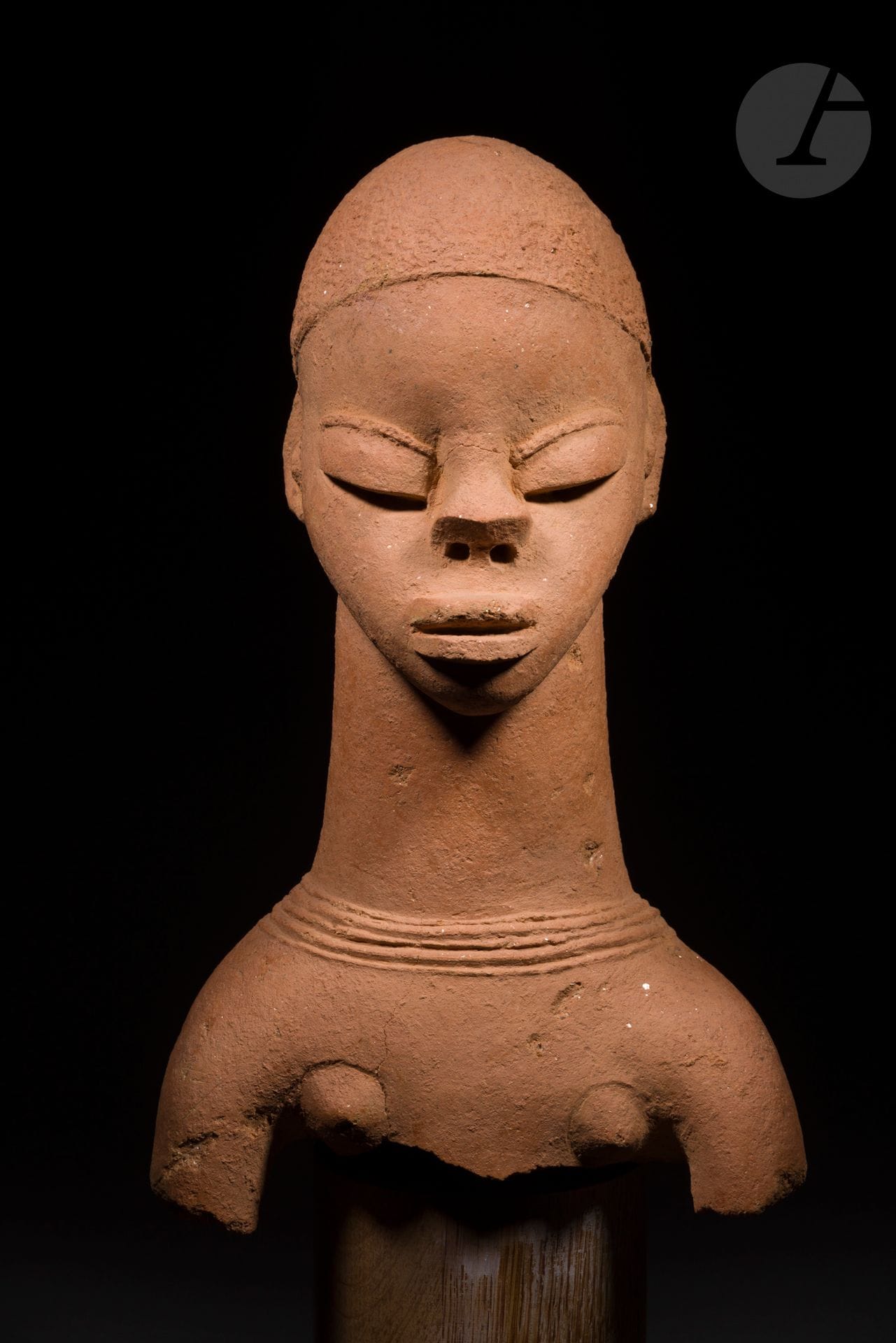 Un bel et ancien buste caractéristique de la culture Katsina qui s’affirme par la sobriété du style ne présentant quasiment aucun ornement. Le visage aux paupières mi-closes affiche une grande sérénité. 
Katsina, Nigeria
Datation : 150 av. J.-C - 200 ap. J.-C. 
Test de Thermoluniscence, Alliance Science Art - Francine Maurer, Ref : 14.11.92 - TL 610268 (04 / 11 / 1996) 
Terre cuite fine avec inclusions de mica, petits éclats anciens visibles, légères usures d’usage, bel et ancien engobe orangé. 
H. : 34 cm

Provenance :
- Pierre Dartevelle, Bruxelles
- Collection Marc Blanpain, Bruxelles

Publications et Expositions : 
- Schaedler, Earth and Ore. 2500 Years of African Art in Terra-cotta and Metal, 1997, p. 214, n° 415, Burgrieden-Rot, Museum Villa Rot, Juin - Novembre 1998
- Bacquart, The Tribal Arts of Africa  /  L’Art tribal d’Afrique noire, 1998, Couverture et p.  82, n° A
- Grunne (de), Naissance de l’art en Afrique noire, la statuaire nok au Nigeria, 1998, p. 101, n° 59, Luxembourg, Banque Générale du Luxembourg, 20 Octobre - 13 décembre 1998