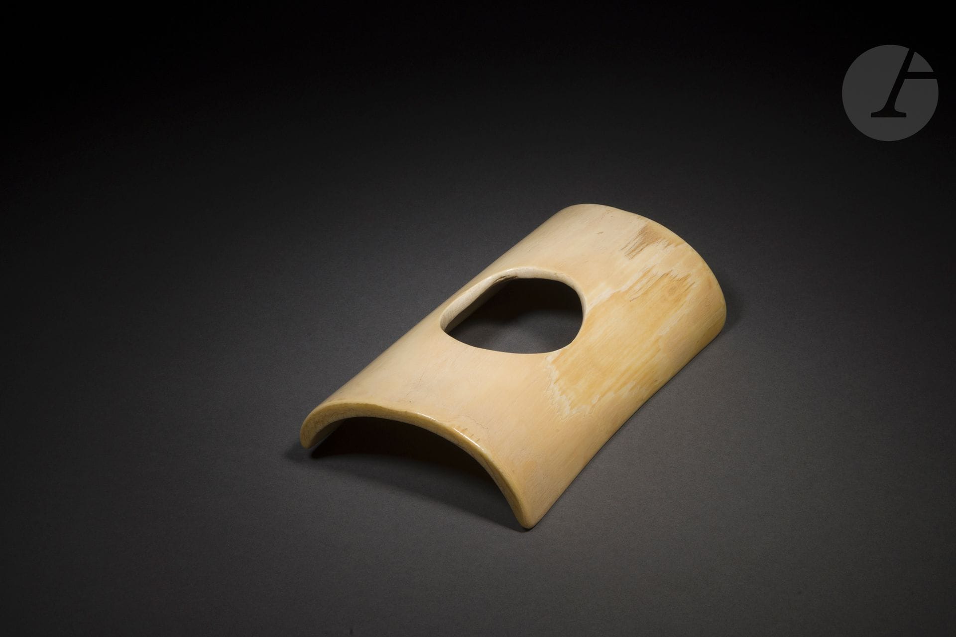 Une belle et ancienne manchette gungulu. 
Gurunsi, Burkina Faso 
Ivoire, légers éclats usuels, belle patine d’usage. 
H. : 24 cm 

Provenance : 
Collection Michelle Yoyotte, Paris