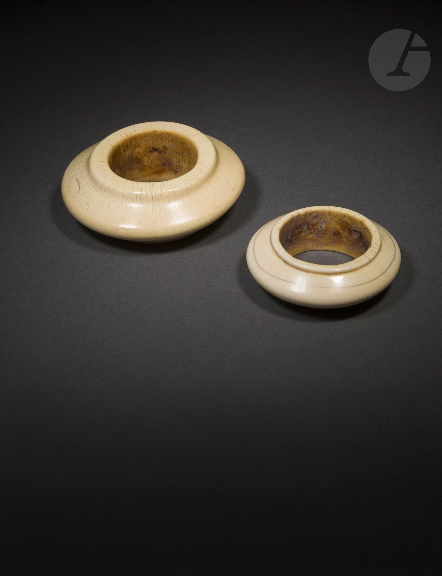 Un lot de deux très beaux bracelets dont un masculin et un féminin et anciennement portés au poignet. 
Nuer, Soudan du Sud 
Ivoire, fines craquelures et légère fente d’ancienneté visibles, très belles patines d’usage. 
D. : 10 et 13 cm 

Provenance : 
Collection Michelle Yoyotte, Paris