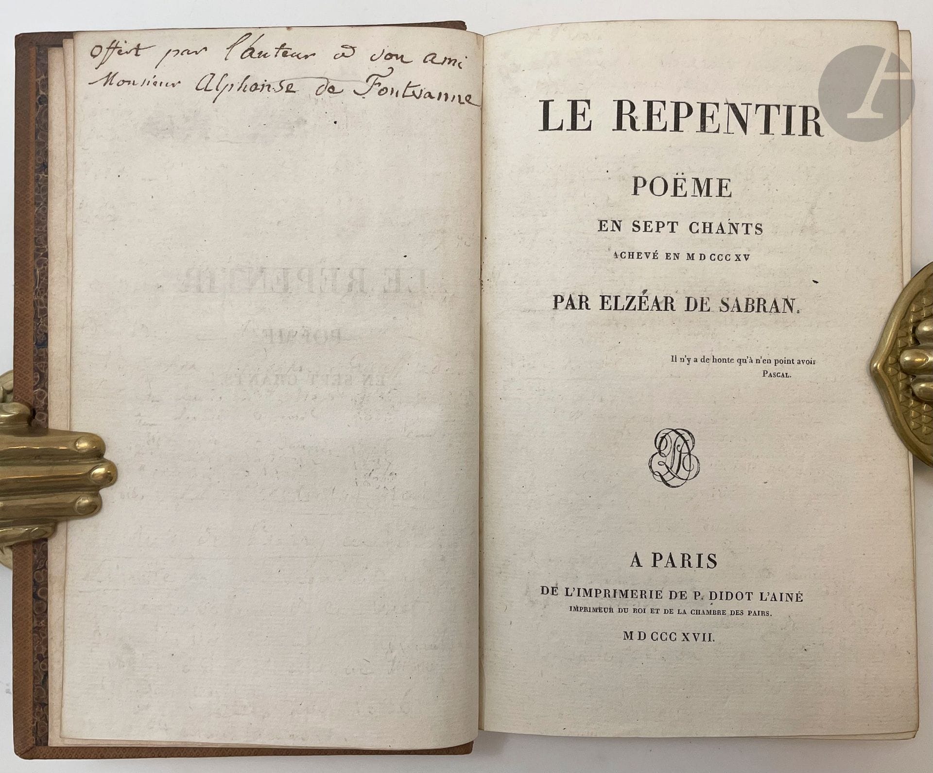 SABRAN (Elzéar de).
Le Repentir. Poëme en sept chants achevés en M D CCC XV.
Paris : imprimerie de P. Didot l'aîné, 1817. — In-8, veau fauve, filet noir en encadrement sur les plats, dos lisse orné, roulette dorée intérieure, tranches dorées (reliure vers 1850).
Édition originale dédiée au roi, de ce poème moral du comte Elzéar de Sabran (1774-1846).
Précieux exemplaire, enrichi de cette dédicace autographe de l'auteur au verso du faux titre : « Offert par l'auteur à son ami // Monsieur Alphonse de Fontvanne. »
Ce dernier fit relier l'exemplaire vers 1850 en y ajoutant 12 pages in-8 de poèmes autographes de l'auteur, et 4 pages de notes de sa main sur Sabran. Il est également enrichi de cette note autographe signée au verso de la première garde : « Ce poème de feu le comte Elzéar de Sabran m'a été donné par // lui en 1827 ou 1828 : quelques fables, vers, etc, inédits // je le crois, autographes, sont à la suite de cet exemplaire // de son poème Le Repentir, et je lègue le tout à // la Bibliothèque royale de la rue de Richelieu, à // Paris. // Ce mercredi matin, 3 novembre mil-hui-cent-quarante-sept, rue // Lepelletier, n° 20, à Paris. // Alph. de Fontvanne. »
Le souhait d'offrir l'exemplaire à la bibliothèque royale ne fut pas exaucé puisqu'il fut par la suite acquis par un certain Mirault.
Très bel exemplaire.
Quelques frottements d'usage, coup à coin.
Provenance : Alphonse de Fontvanne, avec envoi. - Bibliothèque Mirault, avec ex-libris.
