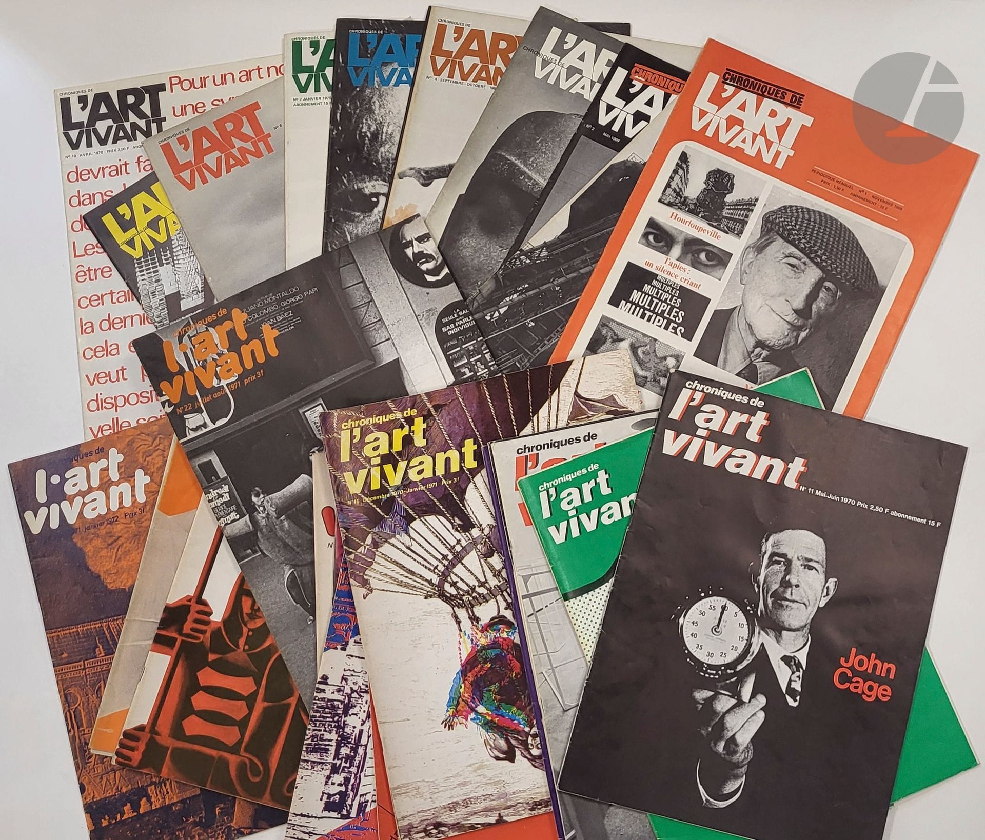 [REVUE].
Chroniques de l'art vivant.
Paris : Maeght, 1968-1973. - 58 volumes in-4, agrafés.

Collection complète des 58 numéros de cette célèbre revue lancée par Adrien Maeght et dirigée par Jean Clair. Elle parut en 2 séries, la première en 36 numéros de 1968 à 1973, comprenant un numéro 1bis, et la seconde en 22 numéros, dans un format légèrement plus petit, de 1973 à 1975, soit les numéro 36 à 57.
Exemplaires très bien conservés, bien complet du numéro 1bis.