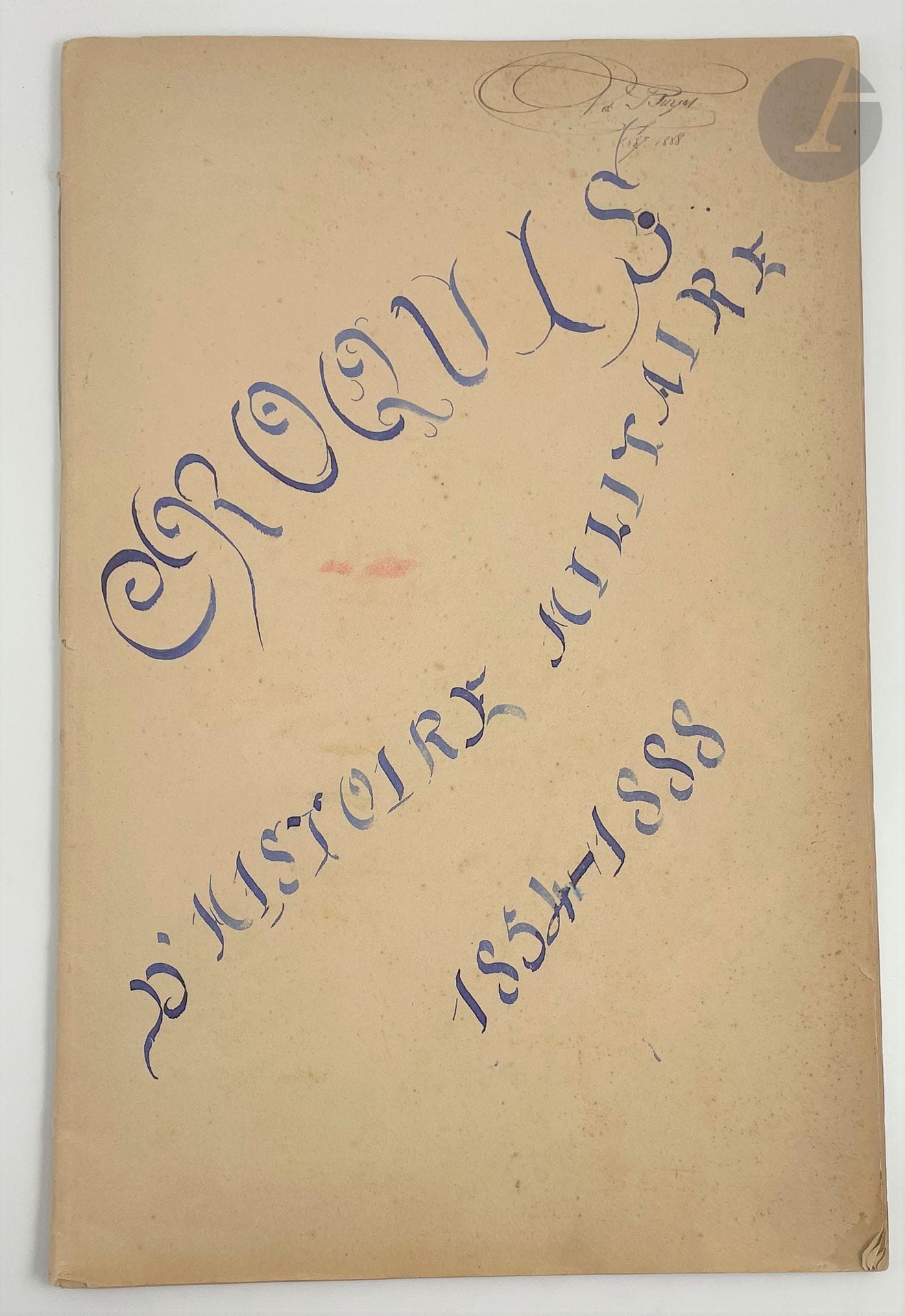 CROQUIS D'HISTOIRE MILITAIRE. 1854-1888.
Manuscrit in-folio, broché.
Beau manuscrit réalisé en 1887-1888 par un certain A. de Buyas (?), composé d'un titre calligraphié en bleu, et de 38 cartes et plans en couleurs, chacun signé par l'artiste.
Ces dessins se rapportent à des batailles historiques depuis 1854 à 1888. On y retrouve ainsi les références suivantes : L'Alma (20 septembre 1854), Inkermann (5 novembre 1854), Campagne d'Italie 1859, Montebello (20 mai 1859), Magenta (21 juin 1859), Solferino (24 juin 1859), Mexique (croquis général des opérations 1861-1869), Guerre de sécession aux États-Unis, Spicherin (6 août 1870), etc.
Piqûres et salissures à la couverture. Déchirures au dos.