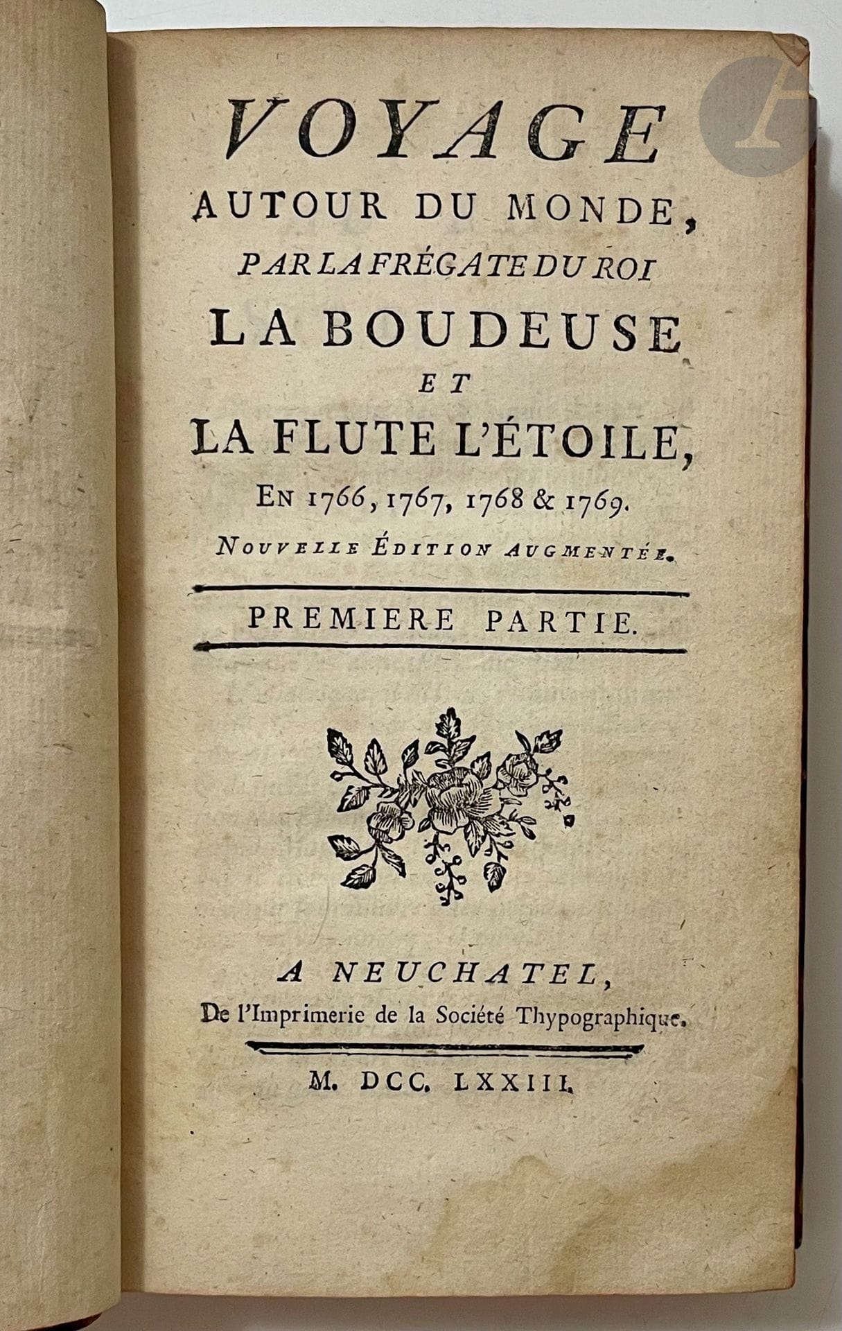 BOUGAINVILLE (Louis Antoine de).
Voyage autour du monde, par la frégate La Boudeuse et La Flute l'étoile En 1766, 1767, 1768 & 1769. Nouvelle édition augmentée.
Neuchâtel : Imprimerie de la Société Typographique, 1773. — 2 parties en un volume in-12, basane marbrée, dos à nerfs orné, tranches rouges (reliure de l'époque).
O'Reilly, Reitman, « Bibliographie de Tahiti et de la Polynésie française », n° 290.
Nouvelle édition, la première in-12, parue deux ans après l'originale, de la relation du premier voyage scientifique autour du monde réalisé par un navire sous pavillon du roi de France.
Cette circumnavigation a eu lieu de novembre 1766 à mars 1769. Pour Bougainville, l'objectif était de traverser le Pacifique entre le détroit de Magellan et les Philippines, puis de revenir par l'océan Indien. L'expédition a également vu la participation de l'astronome Pierre-Antoine Véron, chargé de déterminer la longitude des lieux découverts, de l'ingénieur Charles Routier de Romainville, responsable de la cartographie, et du botaniste Philibert Commerson, dont la mission était d'identifier de nouvelles espèces végétales. C'est lui qui découvrit au Brésil la fleur qui sera nommée « bougainvillée ». L'expédition a également permis la découverte des atolls de Vahitahi et Akiaki. Cependant, ce voyage et le récit de Bougainville ont surtout contribué à une meilleure compréhension géographique de l'Océanie et à l'enrichissement des collections naturalistes.
Cette édition est parue sans carte ni planche. La première partie se termine par une « Explication des termes de marine » utilisés dans l'ouvrage, tandis qu'à la fin de la seconde partie se trouve le « Vocabulaire de l'isle Taiti (sic) », suivi des observations de M. Pereire.
Manque la moitié droite de la pièce de titre au dos, coins légèrement émoussés. Mouillures claires.