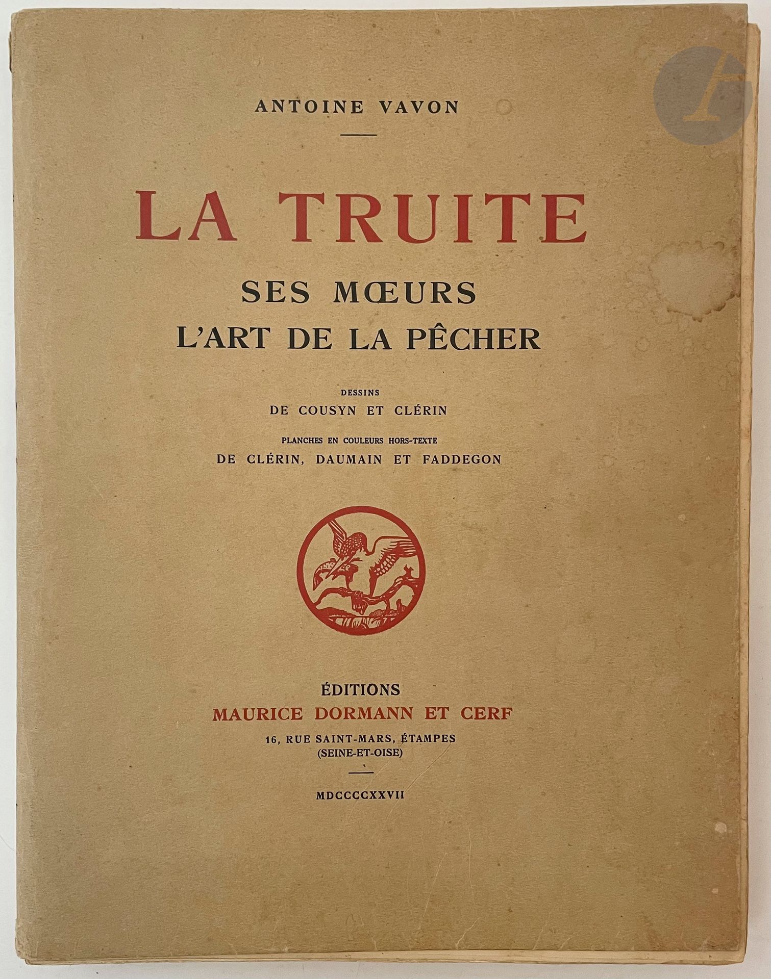 VAVON (Antoine).
La Truite ses mœurs, l'art de la pêcher.
Étampes : Maurice Dormann et Cerf, 1927. —In-4, broché, couverture rempliée.
Édition originale tirée à 650 exemplaires, de cet ouvrage considéré comme le plus beau livre jamais publié sur la pêche de la Truite.
L'auteur y étudie la truite (classification, anatomie, habitats, instinct, etc.) et la manière de la pêcher (appâts, influence des circonstances extérieures, équipements, entomologie, pêche à la mouche artificielle, aux insectes naturels, au ver, au vairon naturel et artificiel, pêche sportive, etc.).
«À défaut d'autres qualités, mon livre aura, je crois, ceci d'original que la pratique de la pêche sera détruite des mœurs mêmes du poisson. Cette méthode a, du moins, l'avantage de donner de la pêche une théorie raisonnée. De plus, elle oblige le pêcheur à chercher, constamment, l'explication des faits qu'il observe, et c'est une gymnastique dont il peut manquer de retirer les plus grands bénéfices » (avant-propos).
L'édition est illustrée de nombreuses compositions en noir dans le texte et à pleine page de Cousyn et Clérin mais également de 11 superbes planches en couleurs, sous serpente légendée, de Clérin, Daumain et Faddegon.
Exemplaire en grande partie débroché, une petite tache claire sur la couverture. Rousseurs éparses, rares et discrètes traces de mouillure sur le bord de quelques feuillets, sans gravité.
