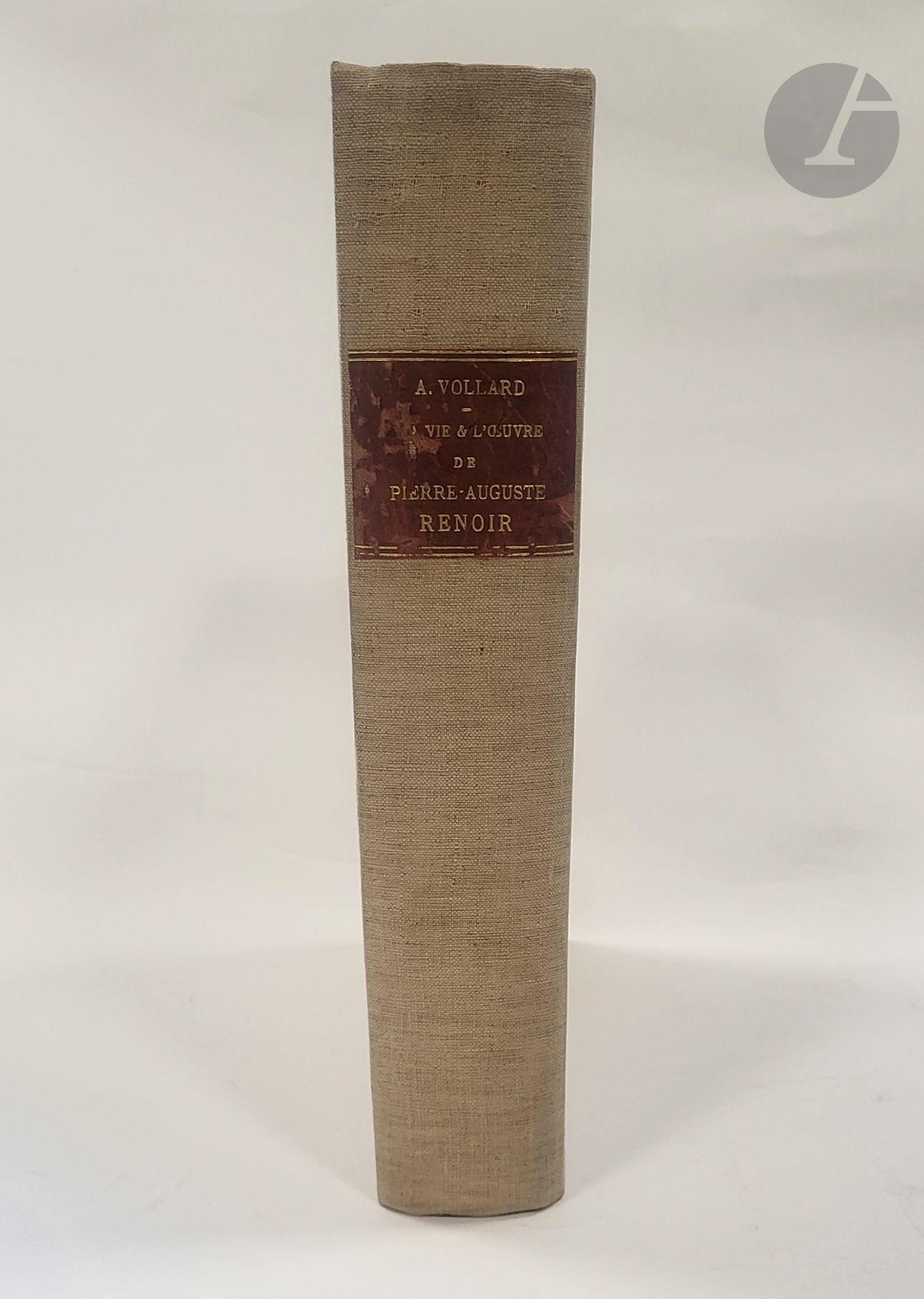 [RENOIR (Auguste)] - VOLLARD (Ambroise).
La Vie & l’œuvre de Pierre-Auguste Renoir.
Paris : Ambroise Vollard, 1919. —  In-4, toile grise, dos lisse, non rogné, couverture conservée (reliure du temps).
Édition originale de l’un des textes de référence sur l’un des plus importants peintres impressionnistes français. 
Elle est illustrée de nombreuses reproductions dans le texte et à pleine page, d’UNE EAU-FORTE ORIGINALE DE RENOIR (Femme nue ou Baigneuse assise), d’une lithographie en couleurs par Auguste Clot d’après une peinture à l’huile de l’artiste (Les Sirènes) et de 51 héliogravures hors texte, le tout sous serpente légendée.
Tirage à 1000 exemplaires, celui-ci étant l’un des 525 sur beau papier teinté.
Rousseurs éparses et mouillure claire aux premiers feuillets, y compris sur le feuillet de l'eau-forte qui comporte également une plissure au centre.
