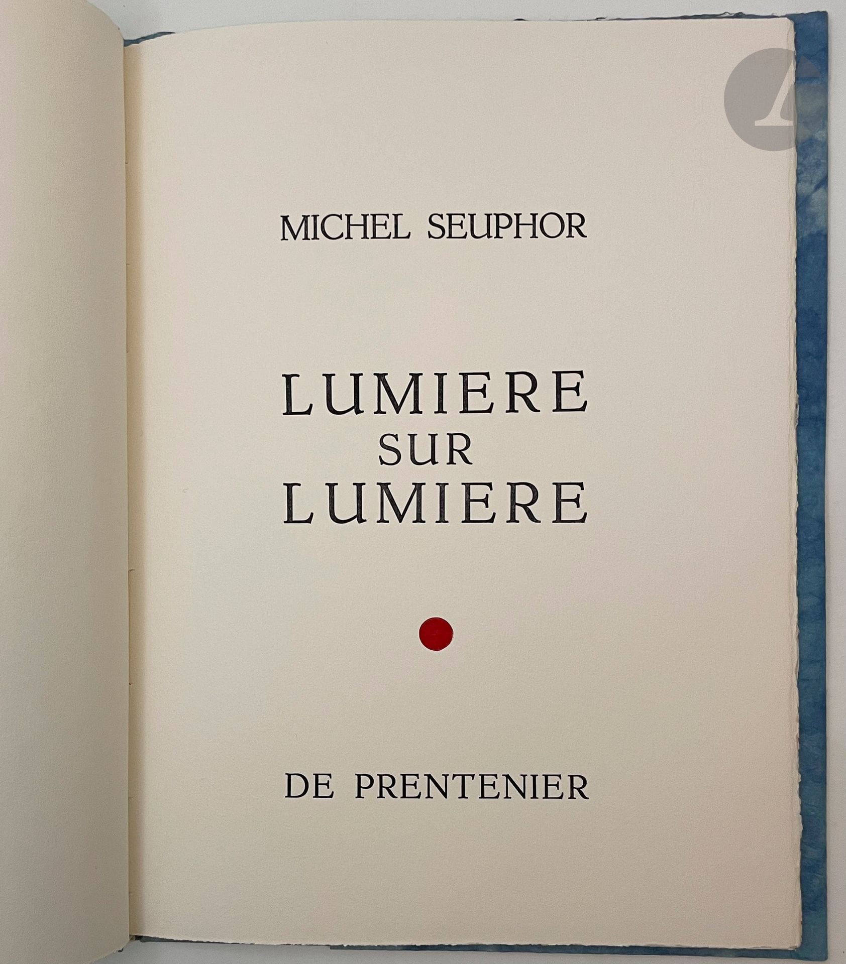 SEUPHOR (Michel).
Lumière sur lumière.
[Gand] : De Prentenier, [1991]. — In-folio, cartonnage pleine toile grise à la Bradel, chemise en papier chiffon peint en bleu et imprimé en rouge (reliure d'éditeur).
Édition rare de ces textes du poète et dessinateur Michel SEUPHOR (1901-1999), illustrée de deux sérigraphies hors texte signées par l'artiste. La première comporte deux éléments collés.
L'édition fut limitée à seulement 25 exemplaires imprimés sur papier vélin d'Arches par Ronald Ergo (1936-2024), peintre, dessinateur et imprimeur, qui a également signé la justification.
Exemplaire très bien conservé.
