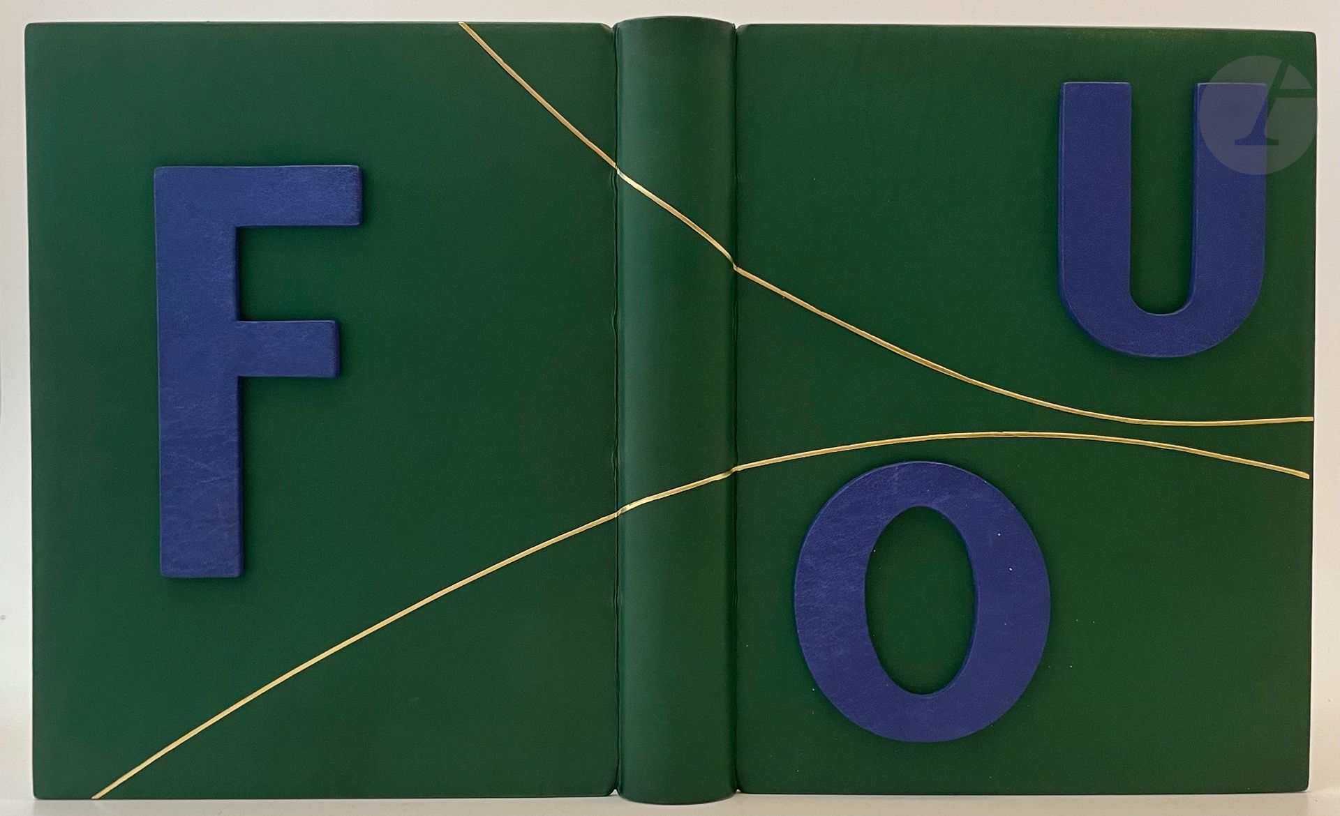 ARAGON (Louis).
Le Fou d'Elsa. Poème.
Paris : Gallimard, [1964]. — In-4, box vert, deux filets dorés courbés en continu sur les plats et le dos, lettre F sur le second plats et les lettres O et U sur le premier, formant le mot FOU, en relief et en veau bleu, dos lisse, doublures et gardes de papier vert pâle avec le mot Fou imprimé et répété, têt dorée, non rogné, couverture et dos conservés, emboîtage en toile grise, doublé de velours vert (Marc Ollivier).
Réimpression parue quelques mois après l'originale.
Exemplaire sur papier d'édition, très bien relié par Marc Ollivier.