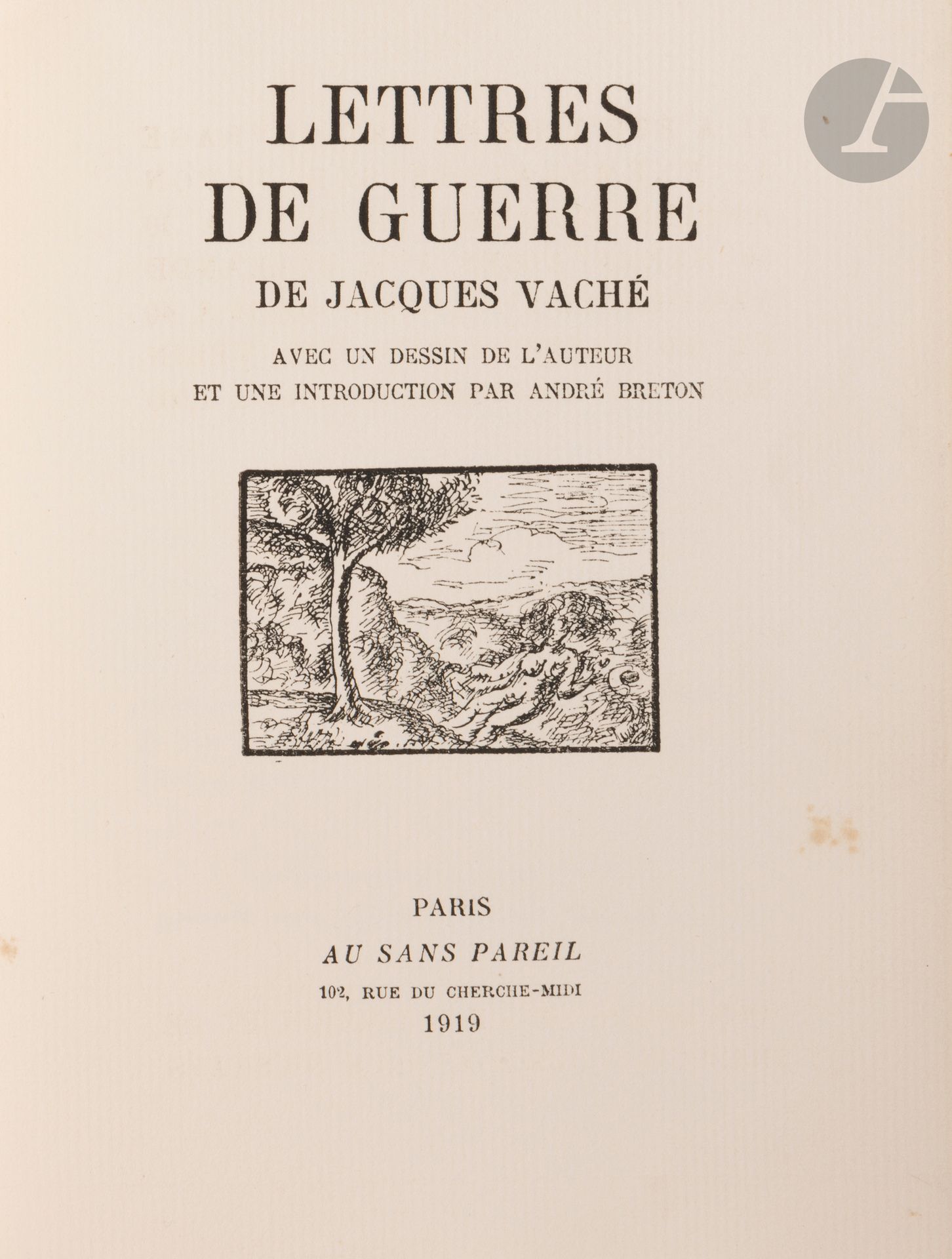 VACHÉ (Jacques).
Lettres de guerre.
Paris : Au Sans Pareil, 1919. —In-12, 190 x 140 : (4 ff. premier blanc), V pp., (1 f.), 32 pp., (4 ff. dernier blanc), couverture illustrée. Broché.
Édition originale posthume publiée par André Breton huit mois après la mort de Jacques Vaché.
Breton, principal destinataire de ces lettres, est également l'auteur de la préface. Les deux hommes se rencontrèrent à Nantes à la fin de 1915. Ils échangèrent une correspondance entre 1916 et 1918.
L'édition est illustrée d'un dessin de Jacques Vaché reproduit à pleine page.
Un des 30 exemplaires numérotés sur Hollande Van Gelder, second papier après 10 exemplaires sur japon ancien.
Exemplaire très bien conservé malgré le premier plat et le dos légèrement insolés.
