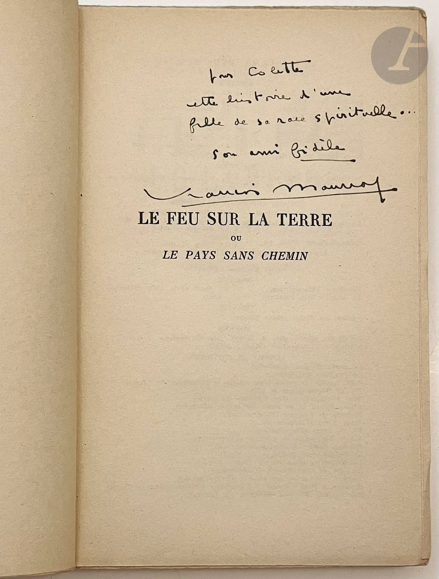 MAURIAC (François).
Le Feu sur la terre ou le pays sans chemin. Pièce en quatre actes.
Paris : Bernard Grasset, [1951]. — In-16, broché.
Édition originale de cette pièce créée par le Théâtre Hébertot à Lyon, sur la scène du Théâtre des Célestins, le 12 octobre 1950.
Exemplaire du service de presse, offert par l'auteur à COLETTE, enrichi de cet envoi autographe signé de l'auteur sur le faux titre : « pour Colette // cette histoire d'une // fille de sa race spirituelle… // son ami fidèle // François Mauriac. »
Dos légèrement gauchi.
On joint, du même auteur :
- CE QUE JE CROIS. Paris : Bernard Grasset, 1962. —In-16, toile verte à la Bradel, dos lisse, non rogné, couverture et dos conservés (G. Gauché).
Édition originale. Un des 200 exemplaires sur Alfa Mousse, réservés à la presse, celui-ci offert à Gérard Bauer, enrichi de ce long envoi autographe signé de l'auteur sur le faux titre : «à Gérard Bauer // que, je le sais, est // familier de ces // pensées et de // ces songes - et // qui aime, plus qu' // il ne le sait peut-être, // l'agneau de Dieu // venu en ce monde… // de tout cœur // François Mauriac. »
Exemplaire enrichi d'une lettre autographe signée de l'auteur à Gérard Bauer le remerciant pour un article, lequel article a été relié à la fin du volume.