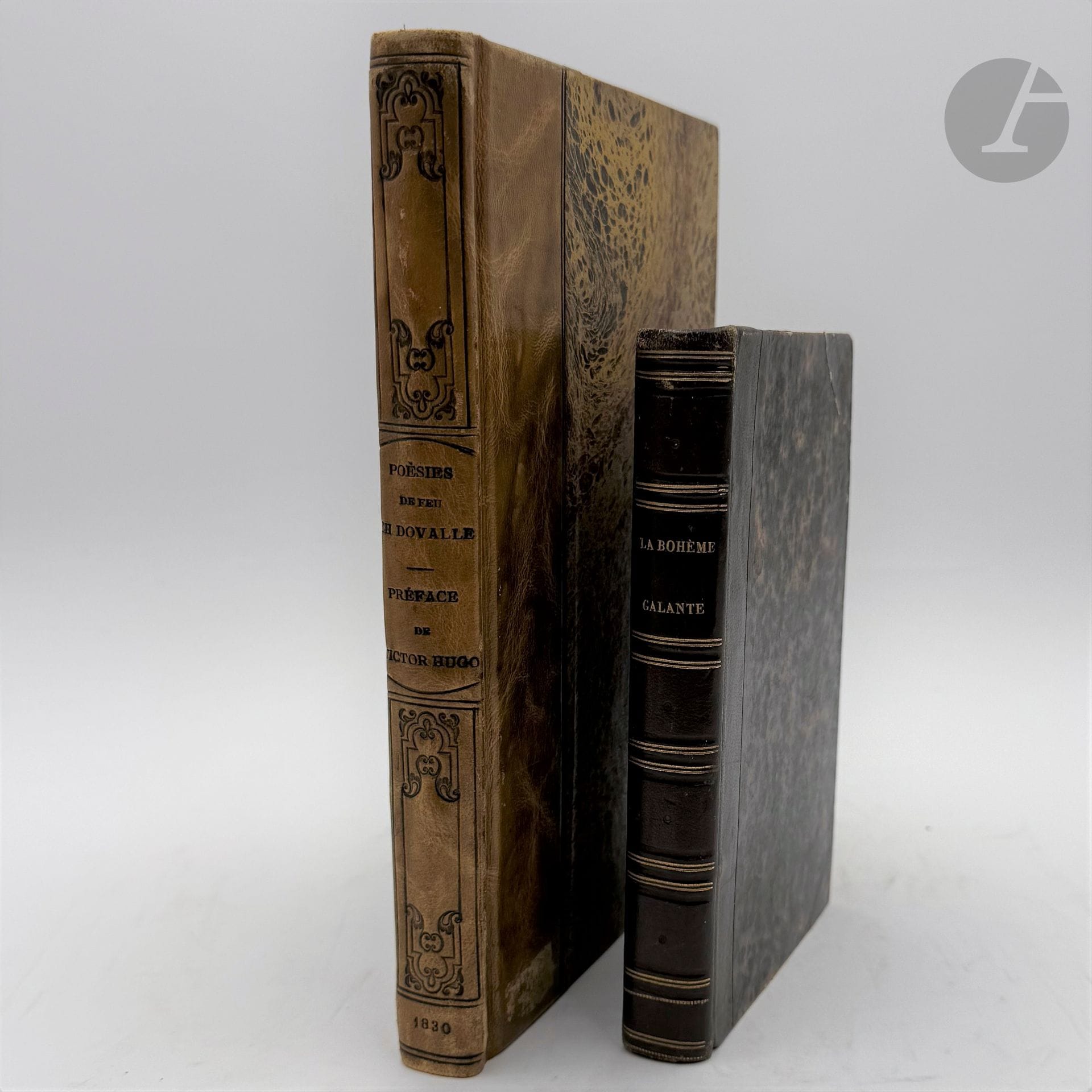 DOVALLE (Charles).
Le Sylphe, Poésies de feu Ch. Dovalle, précédées D'une Notice par M. Louvet, et d'une préface, par Victor Hugo.
Paris : Ladvocat, 1830. — In-8, demi-veau marbré à la Bradel, double filet à froid, dos lisse orné, non rogné (reliure du XXe siècle).
Édition originale posthume. 
Né en 1807 dans le Mayne-et-Loire, Charles Dovalle fut très tôt attiré par la poésie au point de renoncer à la carrière de juriste que ses parents avaient tracée pour lui. Journaliste à l’«Écho des Salons » et au «Figaro », il fut très vite redouté pour sa verve et son esprit critique. Il fut tué en duel dans la fleur de l’âge pour avoir poussé à bout un certain Mira, fils du comédien Brunet. On retrouva sur Dovalle, troué par la balle qui le tua un poème qu’il avait écrit quelques minutes auparavant et qu’il destinait à ses parents.
Victor Hugo, sollicité par les amis de l'auteur, composa une émouvante lettre-préface spécialement pour cette édition.
Bon exemplaire en reliure moderne à l'imitation. Une note manuscrite sur la garde en regard du faux titre, précise que la « lettre-préface » de Victor Hugo a été lue le samedi 2 juillet 1927 par Léon Bernard à la Comédie-Française pour la célébration du centenaire du romantisme et que Gerbaut récita pour l'occasion plusieurs poèmes de Dovalle.
Quelques frottements d'usage, trace d'un adhésif sur le premier plat. Rousseur sans gravité aux derniers feuillets. Déchirure sans manque sur le haut d'un feuillet (pp. 219-220).
Provenance : F. Cresson, avec ex-libris.
On joint :
- NERVAL (Gérard de). La Bohème galante. Paris : Michel Lévy frères, 1855. — In-18, demi-basane brune, dos lisse orné (reliure de l'époque).
Édition en partie originale.
Exemplaire de second tirage portant au verso du faux titre la mention « Imp. Simon Raçon et comp. », dans le premier il est indiqué «Typ. Simon Raçon et comp. ». 
Bon exemplaire en reliure de l'époque.
Un coin cassé. Rares rousseurs.