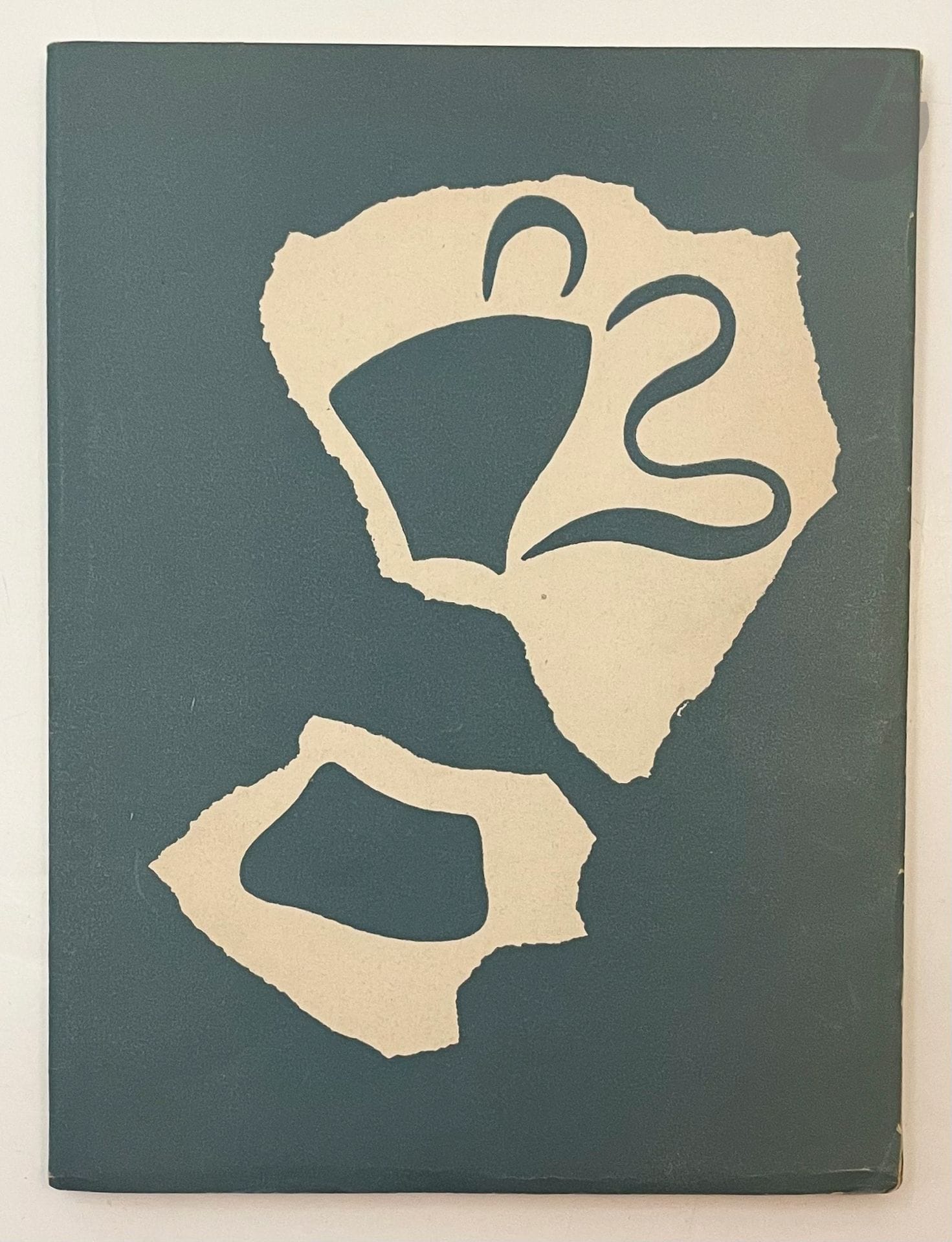 ARP (Jean) - TAEUBER-ARP (Sophie).
Le Siège de l'air. Poèmes 1915-1945 avec huit duo-dessins par Arp et Taeuber-Arp et un avant-propos par Alain Gheerbrant. 
Paris : Vrille, Collection le Quadrangle, 1946. — In-8, broché, couverture rempliée.
Édition originale tirée à 1000 exemplaires, illustrée de 8 compositions en noir à pleine page de Jean Arp et de son épouse Sophie Taeuber-Arp. Elle forme le premier volume de la collection « Le Quadrangle ».
Un des 900 exemplaires sur vélin blanc supérieur.