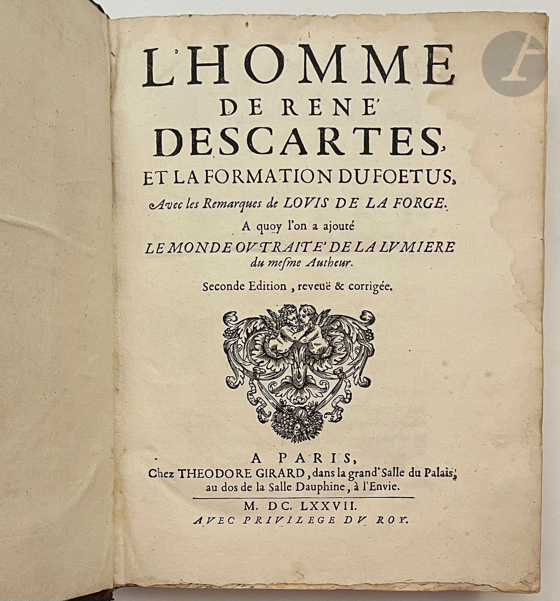 DESCARTES (René).
L'Homme de René Descartes, et la formation du fœtus, Avec les Remarques de Louis de La Forge. A quoy l'on a ajouté Le Monde ou traité de la lumière du mesme Autheur.
Paris : Théodore Girard, 1677. — In-4, 246 x 184 : (32 ff.), 511 pp., (4 ff.). Veau brun, dos à nerfs orné, tranches mouchetées (reliure de l'époque).
Tchémerzine, II, p. 799.
Seconde édition en français, dédiée à Colbert, publiée par Claude Clerselier (1614-1684), auteur de l'épître, de la préface et de la traduction.
L'Homme est texte inachevé que Descartes rédigea dans les années 1630. Il parut pour la première fois en latin en 1662 puis en français en 1664. Il se divise en deux traités comprenant chacun 5 parties : De la Machine de son Corps. - Comment se meut la Machine de son Corps. - Des sens extérieurs de cette Machine ; & comment ils se raportent aux nostres. - De la structure du cerveau de cette Machine, & comment les Esprits s'y distribuent, pour causer ses mouvemens & ses sentimens, et pour le second traité, intitulé De la formation du Fœtus : Préface. - Du mouvement du Cœur & du Sang. - De la nutrition. - Des parties qui se forment dans la semense. - De la formation des Parties solides. 
L'édition contient les remarques de Louis de La Forge suivies de la « Version de la préface Que Monsieur Schuyl a mise au devant de la Version Latine qu'il a faite du Traité de l'Homme » et d'une version corrigée du Monde ou traité de la lumière.
L'illustration comprend plus de 50 figures sur bois dans le texte, d'après les dessins de Descartes lui-même, de Louis de la Forge et de Gérard van Gutschoven.
Reliure habilement restaurée. Mouillures claires.