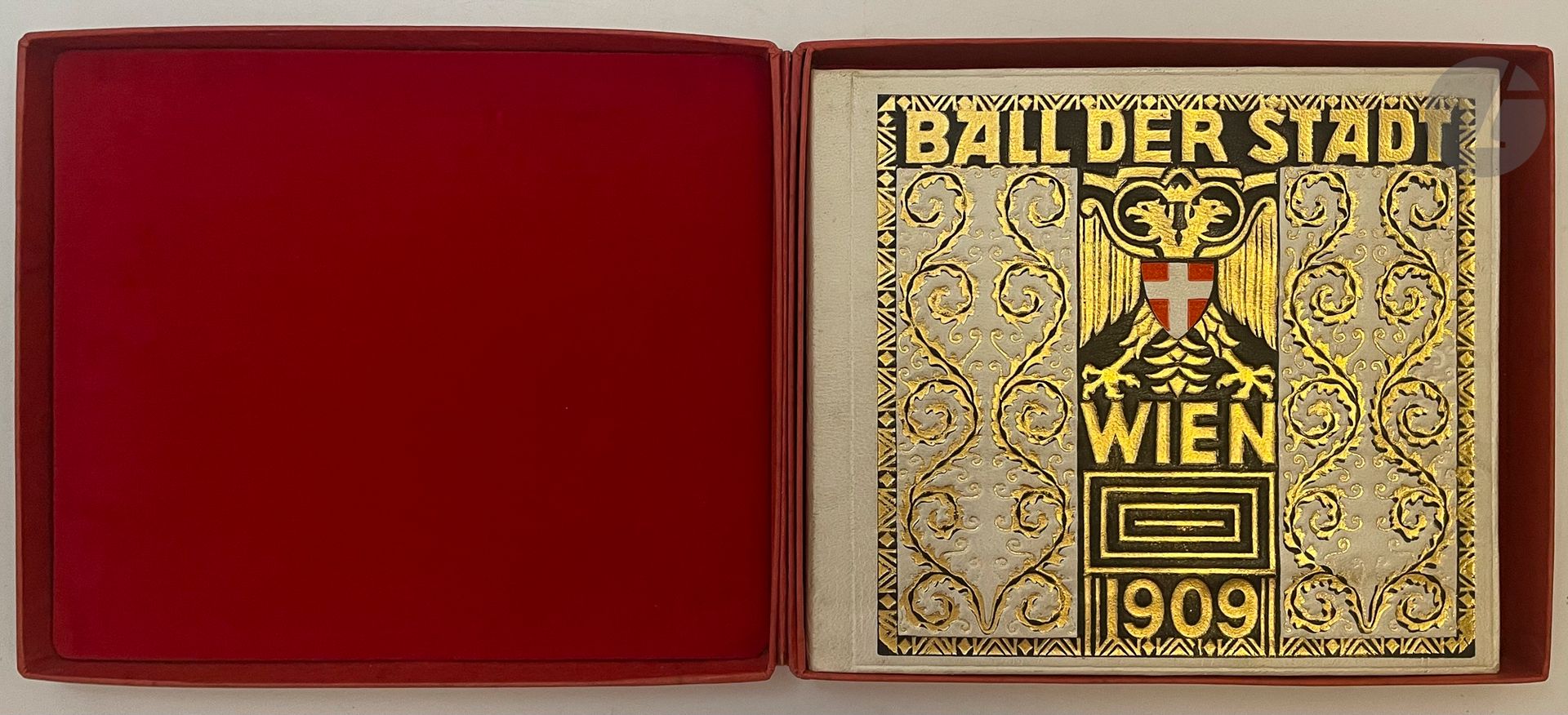 GEYLING (Remigius).
Ball der Stadt Wien 1909. Gedenktage aus dem Jahre 1809. Eine Erinnerung den Damen Wiens gewidmet vom Ballkomitee der Stadt Wien.
Vienne, [1909]. —In-12 carré, veau blanc, plaque dorée en partie sur fond de veau noir sur le premier plat, tranches dorées, étui cartonné avec étiquette imprimé sur le premier plat (reliure l'éditeur, étui moderne).
Édition originale de ce superbe ouvrage art nouveau qui était offert aux participants au bal de la ville de Vienne en 1909.
Dédié aux dames de Vienne, il commémore cette ville en 1809 et comprend 14 lithographies originales en couleurs du peintre et scénographe autrichien Remigius GEYLING (1878-1974), imprimées sur papier cartonné monté sur onglets.
Ces illustrations représentent différentes scènes viennoises en 1809 : Joseph Haydn avec la partition « Que Dieu sauve l'empereur », « Scène de rue le jour de la proclamation », la conquête de Vienne par les français les 11-12 mai, etc.
Exemplaire très bien conservé. L'étui a été refait, avec l'étiquette imprimée d'origine remontée.