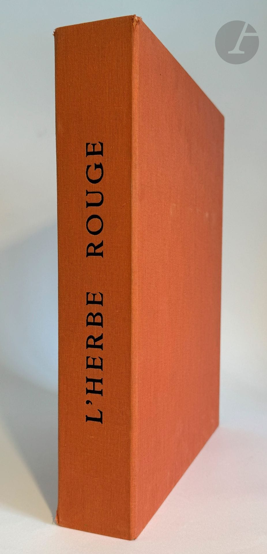 BO (Lars) - VIAN (Boris).
L'Herbe rouge.
Paris : Cercle Grolier, [1978]. — In-4, en feuilles, couverture rempliée, emboîtage de l'éditeur.
Édition tirée à 180 exemplaires sur vélin de Rives, illustrée de 13 gravures originales sur cuivre de Lars BO (1924-1999), dont un frontispice en couleurs.
Exemplaire spécialement imprimé pour Léon Denivelle, enrichi du menu illustré d'une gravure signée de Lars Bo, ainsi que de l'une des 15 suites des gravures avec remarques sur japon nacré, chaque épreuve étant numérotée et signée par l'artiste.
Exemplaire très bien conservé.