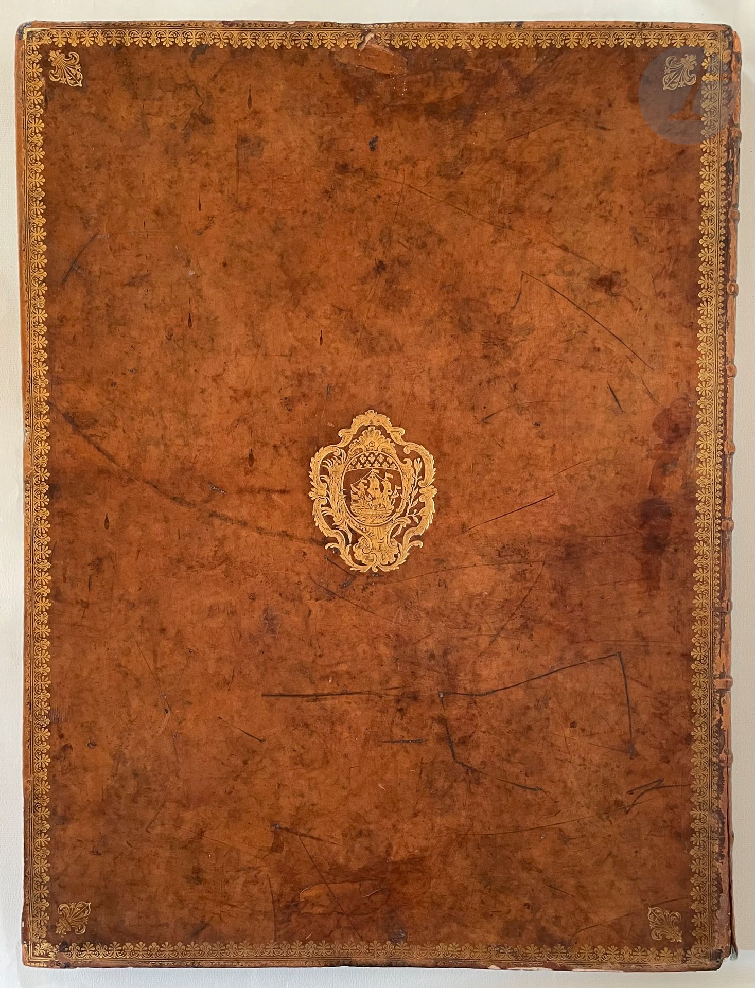 [LIVRE DE FÊTE].
Description des festes données par la ville de Paris, à l'occasion du Mariage de Madame Louise-Elisabeth de France, & de Dom Philippe, Infant & Grand Amiral d'Espagne, les vingt-neuvième & trentième Août mil sept cent trente-neuf.
Paris : imprimerie de P. G. Le Mercier, 1740. — Grand in-folio, Veau fauve marbré, roulette aux palmettes et fleurs de lys en encadrement, fleur de lys dorée aux angles et armes de Paris au centre sur les plats, dos à nerfs orné, roulette dorée intérieure, tranches dorées (reliure de l’époque).
Unique édition de ce superbe livre de fête consacré au mariage par procuration d’Élisabeth de France, fille aînée de Louis XV, alors âgée de 12 ans, et de Philippe de Bourbon, second fils de Philippe V d’Espagne, le 26 août 1739. Il s’agissait de l’une des plus somptueuses fêtes données à Paris au XVIIIe siècle.
L’illustration se compose d’une vignette aux armes de Paris sur le titre, gravée par Soubeyran d’après Bouchardon, d’un grand bandeau représentant la joute qui s’est faite sur la seine, dessiné et gravé par Rigaud, de 2 lettrines et de 12 (sur 13) planches gravées par Blondel, dont 7 (sur 8) dépliantes. Il manque la planche 6.
Reliure abîmée, premier plat en partie défait, taches sur les plats et le dos, coiffes arrachées, épidermures, manques sur les bords. L'intérieur est très bien conservé.