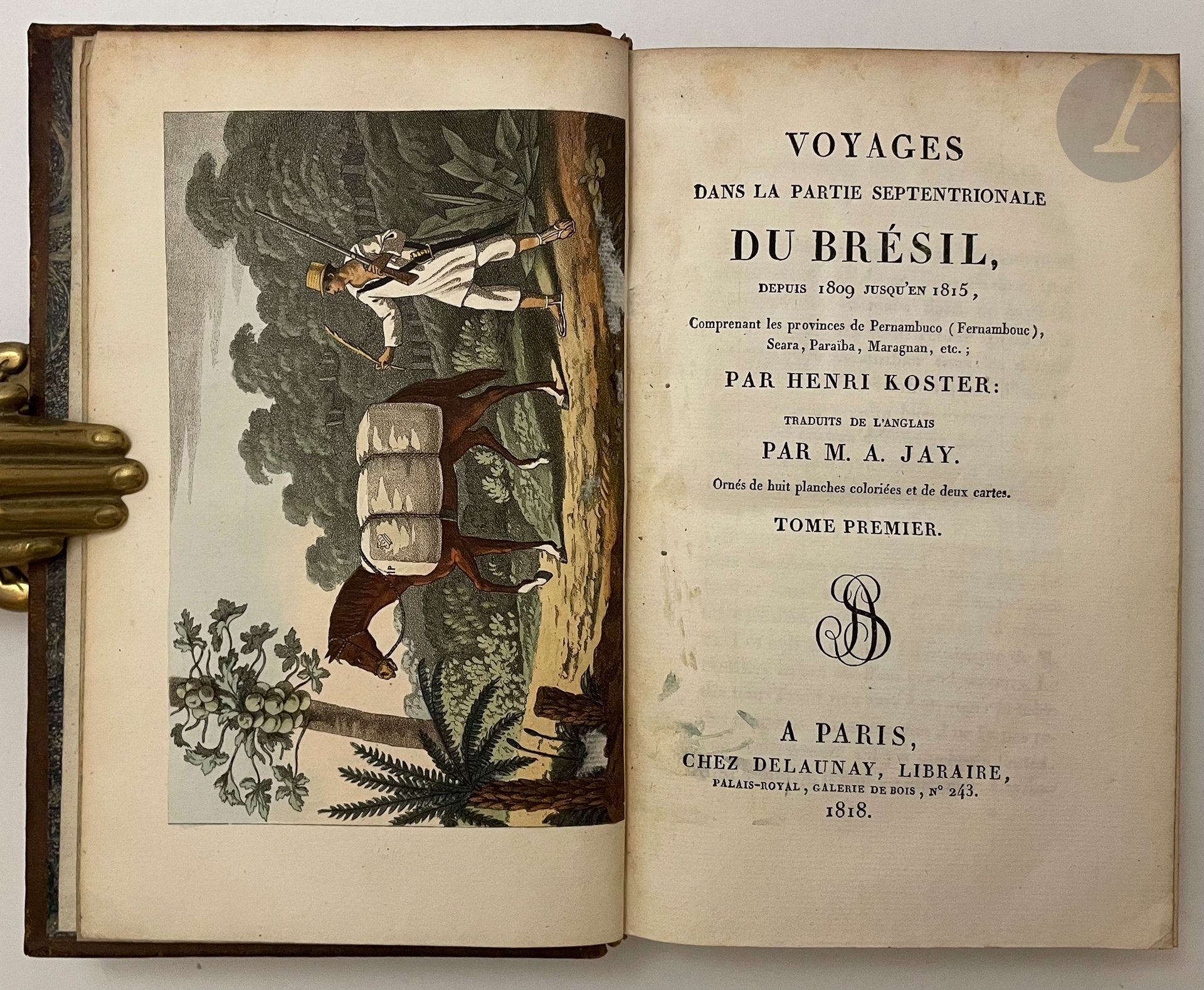 KOSTER (Henri).
Voyages dans la partie septentrionale du Brésil, depuis 1809 jusqu'en 1815, Comprenant les provinces de Perbambuco (Fernambouc), Seara, Paraiba, Maragnan, etc.
Paris : Delaunay, 1818. — 2 volumes in-8, basane jaspée, roulette dorée en encadrement sur les plats, dos lisse orné, tranches marbrées (reliure de l'époque).
Garraux, « Bibliographie brésilienne » p. 145.
Édition originale de la traduction française faite par Antoine Jay de la relation des voyages au Brésil de Henry Coster (1793-1821), explorateur anglais et producteur de café, mort dans sa vingt-septième année.
Ce dernier, né au Portugal, s'est rendu au Brésil en novembre 1809 pour des raisons de santé. Après avoir passé plusieurs mois à Pernambuco, il a exploré l'intérieur du pays, visitant en 1810 les régions de Goïana, Paraïba et Seara. Son récit est d'une grande valeur, car il fournit de nombreuses informations inédites sur des provinces peu fréquentées par les Européens à l'époque. Il propose également des observations éclairantes sur les mœurs des habitants, incluant les nomades, les Indiens, les Noirs libres et les esclaves, ainsi que des détails sur les ressources naturelles et les méthodes de culture.
L'édition est illustrée de deux cartes dépliantes et de 8 planches en couleurs dont deux en frontispice.
Bel exemplaire en reliure de l'époque.
Dos reteintés. Légère fente à la charnière du premier plat du second tome, petits manques aux mors de ce même tome.