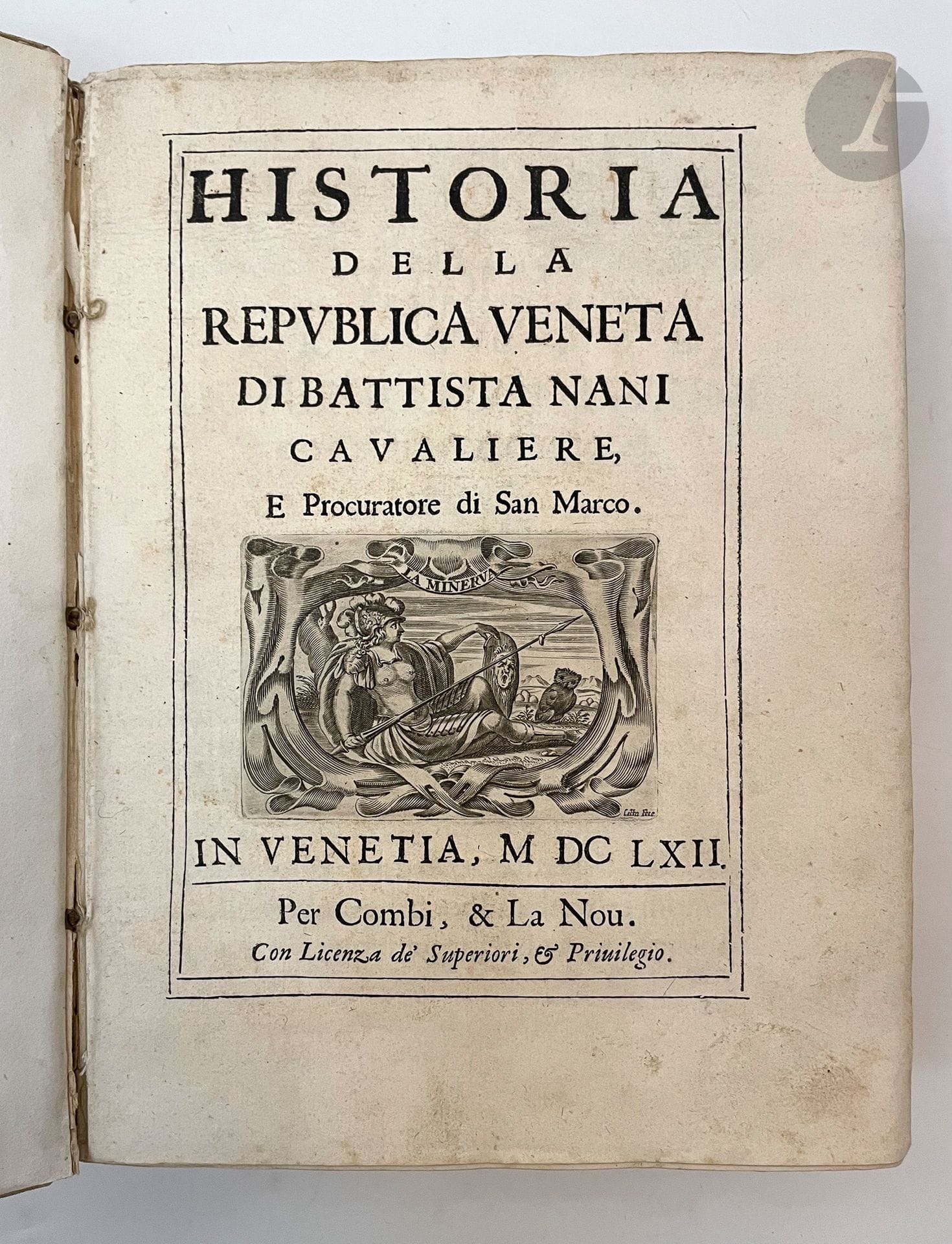 NANI (Giambattista).
Historia della republica Veneta.
Venise : Combi, La Nou, 1662. — In-4, parchemin souple à recouvrement, dos lisse (reliure de l'époque).
Édition originale rare de cet ouvrage considéré comme l'une des premières histoires détaillées et chronologiques de Venise.
Il s'agit du plus important des ouvrages composés par l'historien vénitien Giambattista Nani (1616-1678) qui tint de 1643 à 1668 la fonction d'ambassadeur de Venise en France. Cette édition comprend l'histoire de Venise depuis son origine jusqu'en 1644. L'ouvrage connut plusieurs rééditions du vivant de l'auteur et posthumes, à chaque fois augmentées. C'est l'une des plus importantes sources des historiens de cette cité.
Bel exemplaire en reliure de l'époque.
Déchirures en haut du dos et à un nerf, première garde blanche renouvelée. Premier cahier en partie dérelié.