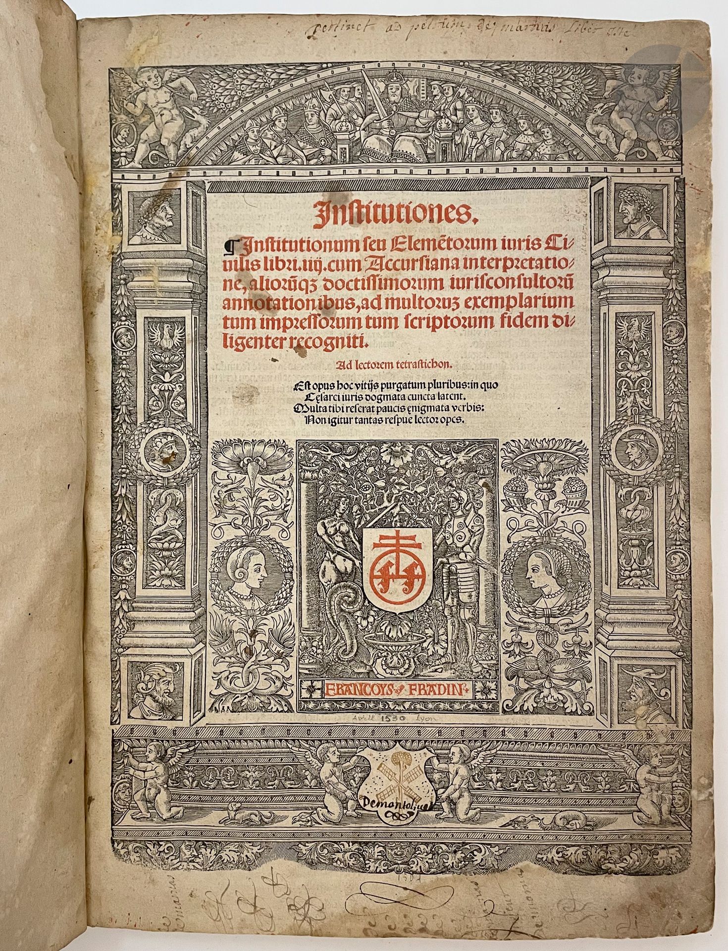 JUSTINIEN - ACCURSE (François) Institutiones. Institutionum seu Elementorum iuris ciuilis libri IIII. cum Accursiana interpretatione, aliorumque doctissimorum iurisconsultorum annotationibus, ad multorum exemplarium tum impressorum tum scriptorum fidem diligenter recogniti [Lyon] : François Fradin pour Aymon de La Porte, [1530]. - In-folio, 388 x 272 : (8 ff.), CXX ff. Stiff parchment, spine ribbed, speckled edges (19th-century binding). Very rare Lyon edition of Justinian's "Institutes", a law textbook for students, drawn up by order of Emperor Justinian in the 6th century to facilitate the teaching and study of law. Drafted by a commission comprising Tribonian, Theophilus and Dorotheus, it is divided into four books dealing respectively with persons, things, heredity, and obligations arising from tort and actions. These "Institutes" are part of the "Corpus juris civilis" or "Corpus of Civil Law", which also includes three other collections: the "Code of Justinian", the "Digest" and the "Novelles".
This edition presents the text accompanied by glosses by François Accurse (1182?-1260), a jurist and professor at the University of Florence, who specialized in Justinian. Printed by François Fradin in Lyon, this edition uses red and black Gothic type and features a magnificent Renaissance frame on the title, surrounding it and the printer's mark. A mid-page woodcut depicts the Emperor Justinian enthroned in the center, surrounded by his dignitaries, while a three-quarter-page engraving illustrates the civil tree. The copy bears on the title the handwritten ex-libris of Pierre de Marnas: "Pertinet ad Petrum de Marnas Liber isté." This may refer to Pierre de Marnas, doctor and lawyer at the presidial seat of Villeneuve-de-Berg, diocese of Viviers, at the end of the 16th century. In the place of the coat of arms at the bottom of the title frame, arms have been drawn, apparently representing a tree and mill wings, accompanied by the Latin word "Demantolives? A copy in a later imitation binding, probably from the 19th century. Stains and restorations to the title, repaired tear to leaves VIII and LIII, tear without missing leaf LVI, restoration to the inner margin of leaf XXXIX. A few wormholes, not serious, on the last two leaves. Mottling. Non-missing tear repaired on fol.