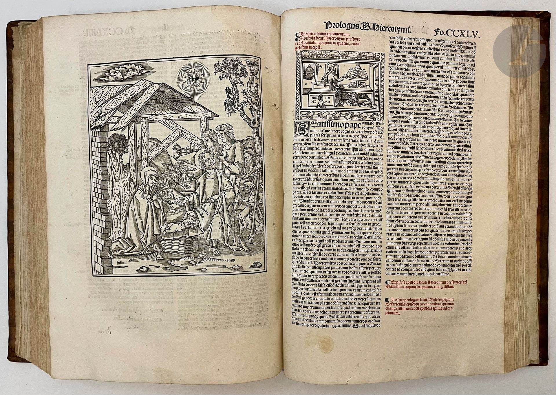 [BIBLE].
[Biblia cum concordantiis veteris novi testamenti…]
Lyon : Jacques Sacon pour Anton Koberger, 10 mai 1518. — In-folio, CCCXVII (317) ff. Basane brune, dos à nerfs orné, tranches mouchetées (reliure du XVIIe siècle).
Baudrier, XII, p. 347.
Édition rare de la Bible, la cinquième imprimée par Jacques Sacon à Lyon pour le compte d'Anton Koberger le célèbre éditeur des « Chroniques de Nuremberg », après celles de 1512, 1513, 1515 et 1516.
Elle est illustrée de plus de 130 gravures sur bois, dont une à mi page et une à pleine page, provenant, selon Baudrier, « des suites allemandes et archaïque employées dans les bibles précédentes ».
Exemplaire en reliure du XVIIe siècle. Le propriétaire d'alors a décidé de ne conserver que le texte de la Bible, sans les 14 feuillets liminaires comprenant le titre frontispice, la table, l’épitre et le prologue, ni les 26 derniers feuillets comprenant l'interprétation des noms hébraïques.
Restaurations et épidermures à la reliure. Premier feuillet restauré et présentant plusieurs manques touchant le texte et la gravure au verso. Les six premiers feuillets sont tachés et des gribouillages à l'encre ont été faits dans la marge inférieure. On trouve par ailleurs des mouillures claires tout au long du volume. Quelques perforations avec atteinte au texte et de discrètes restaurations aux derniers feuillets.
Provenance : Antoine de Sainte Collombe, avec cette note manuscrite de la fin de XVIe siècle, au verso du feuillet CCLXVII : « Jane de Saincte Collombe. Bonne fille. A Monsieur Antoine de Saincte C[o]ollombe. Jane de Pourbon. Mauvese fille ». - P. Lamerat, avec son nom à l'encre suivi de la date de 1701 et un ex-dono du comte de Saint Maures : « Ex dono Illustrissimi domini Comitis St Maures. - Henri Moreau, recteur de Saint-Étienne de Mâcon, avec ex-libris « Henricus Moreau Sancti Stephani Matisconensis Rector ». - Bibliothèque de l'archirpètre, avec cachets sur la première doublure et sur le premier feuillet. - L. J. Vitteault, curé de Givry, avec ex-libris. - Chantal Georges Bouchey, avec ex-libris.