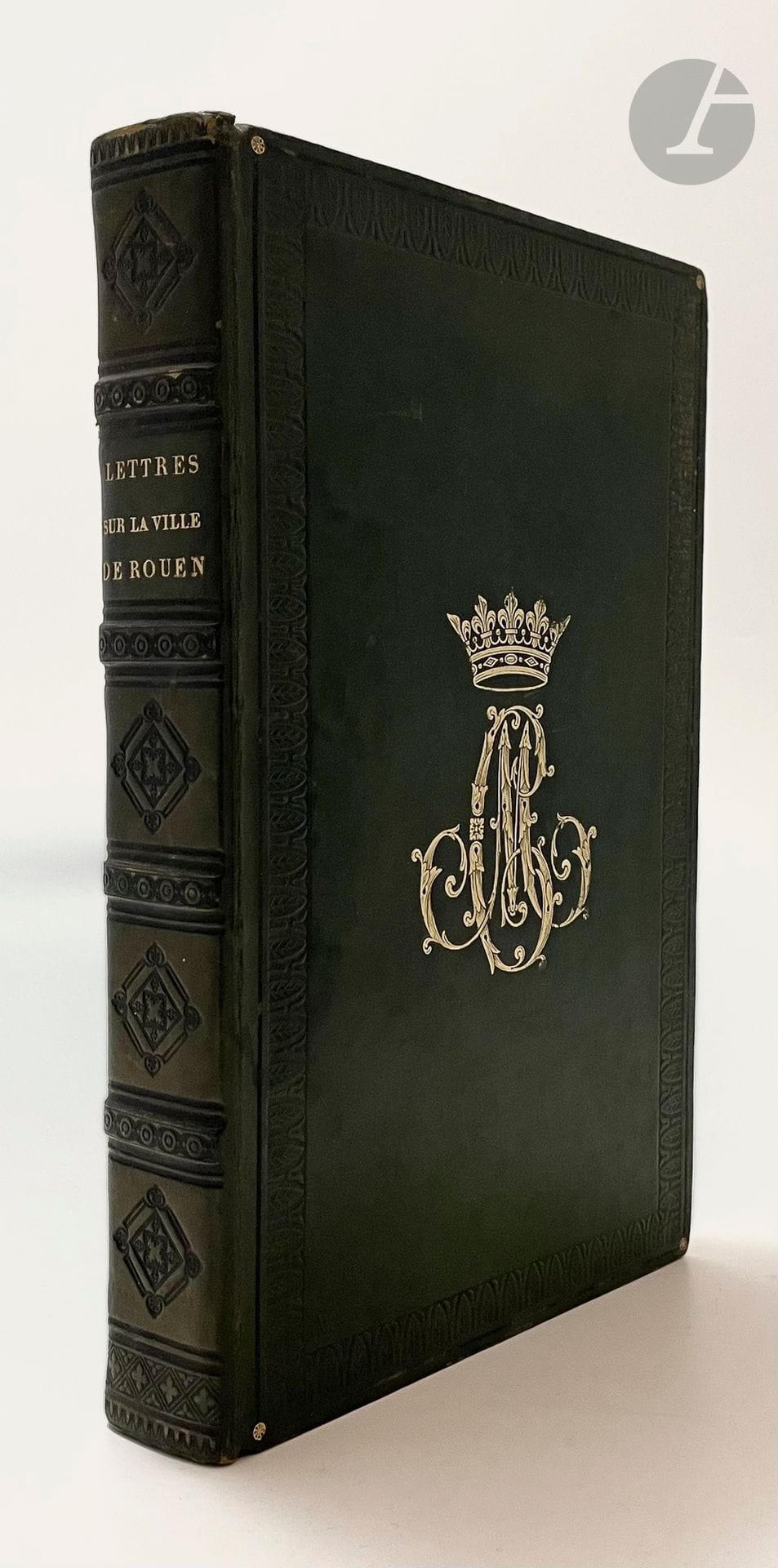[LESGUILLIEZ (Alexandre)].
Lettres sur la ville de Rouen, ou Précis de son histoire topographique, civile, ecclésiastique et politique, depuis son origine jusqu'en 1826.
Rouen : imprimerie d'Émile Periaux fils aîné, 1826. — In-8, veau vert foncé, roulette de palmettes à froid en encadrement et chiffres dorés et couronnés au centre sur les plats, dos à faux nerfs orné de motifs à froid, roulette à froid à l'intérieur, tranches marbrées (reliure de l'époque).
Édition originale de ce que l'auteur, le pharmacien et historien Alexandre Lesguilliez (1785-1877), présente comme un abrégé de l'histoire de Rouen, composé sous la forme épistolaire.
EXEMPLAIRE DE LA DUCHESSE DE BERRY (1798-1870), relié à son chiffre couronné et portant l'ex-libris de sa bibliothèque du château de Rosny dans les Yvelines.
Quelques rousseurs éparses.
Provenance : Marie-Caroline de Bourbon-Sicile, duchesse de Berry.