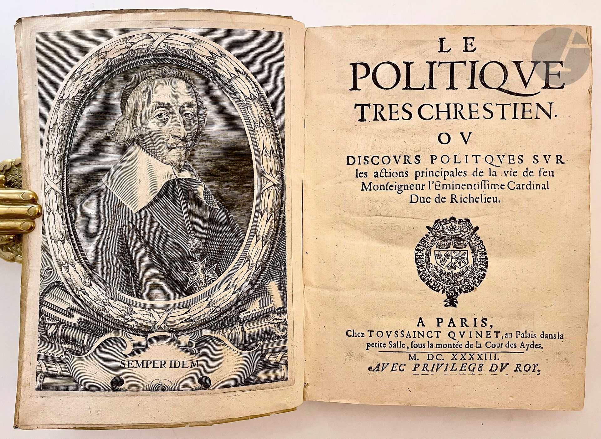[VILLAREAL (Manuel Fernandes de)].
Le Politique tres chrestien. Ou discours politiques sur les actions principales de la vie de feu Monseigneur l'Eminentissime Cardinal Duc de Richelieu.
Paris : Toussainct Quinet, 1643. — In-4, parchemin souple, dos lisse (reliure de l'époque).
Édition originale française, dédiée au cardinal Mazarin, traduite de l'espagnol par François de Grenaille (1616-1680), historiographe de Gaston d'Orléans.
Composé par Manuel Fernandes de Villareal (1608-1652), il s'agit d'une apologie de la vie et des principaux actes du cardinal de Richelieu.
D'après Hoefer : «Manuel Fernández-Villareal, écrivain portugais natif de Lisbonne, fut étranglé dans la même ville le 10 octobre 1652. Selon toute probabilité, il était de race juive, et dès son bas âge il partit pour Madrid, d'où on l'emmena à Paris. Il y fut nommé par la suite consul de Portugal. De retour à Lisbonne, il fut mis dans les cachots de l'Inquisition. Une enquête constata qu'il suivait ostensiblement la loi de Moïse, et fut en conséquence, nous dit Barbosa, livré au bras séculier. Ce malheureux abjura, et, ce qui est horrible à rappeler, il n'en fut pas moins étranglé » (Hoefer, XVII, 467).
L'édition est illustrée d'un beau portrait de Richelieu en frontispice gravé par Michel Lasne. 
Bel exemplaire en reliure de l'époque. 
Quelques taches et petits manques à la reliure. Discrètes petites mouillures claires par endroits.