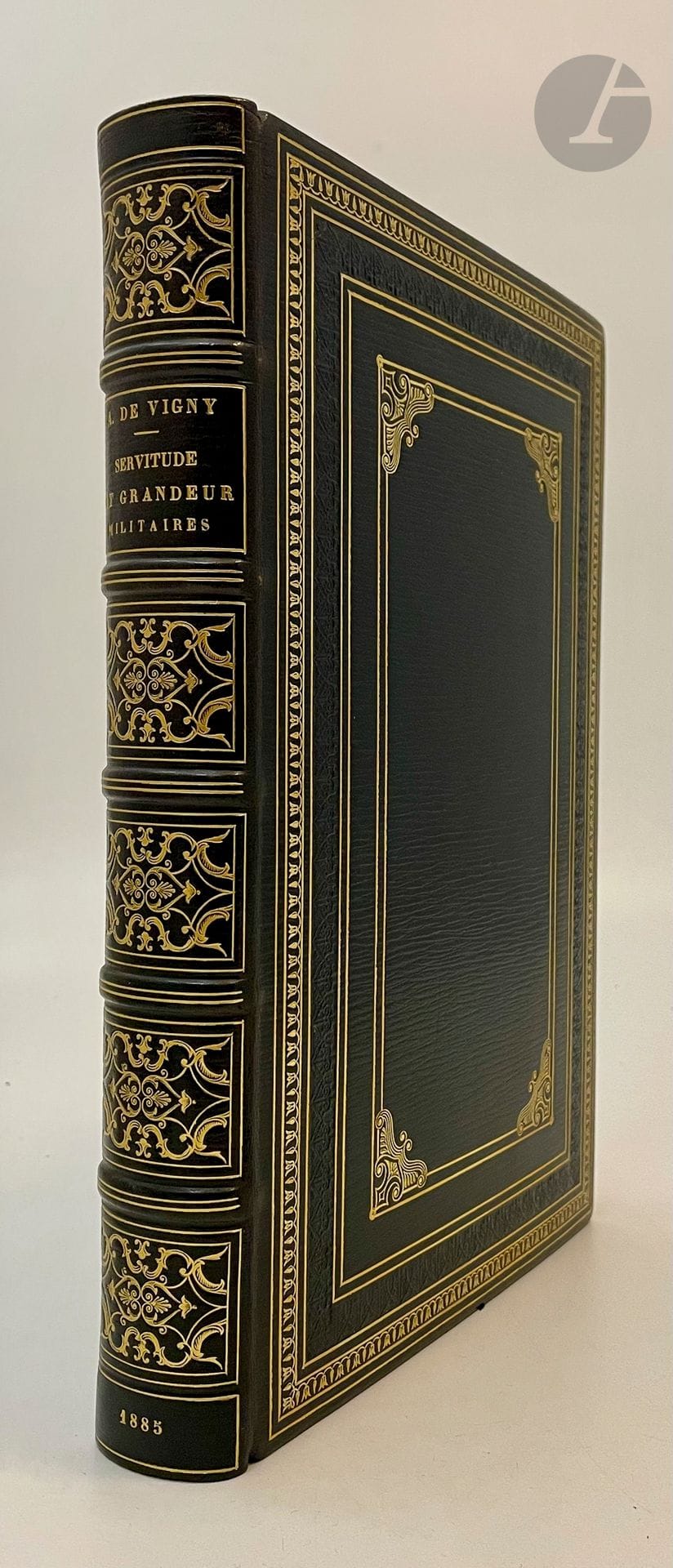 VIGNY (Alfred de).
Servitude et grandeur militaires.
Paris : pour les Amis des livres, 1885. — In-8, maroquin vert foncé à long grain, filets dorés et roulettes dorées et à froid en encadrement sur les plats, dos à nerfs orné, dentelle dorée intérieure, tranches dorées sur témoins, couverture et dos conservés, étui bordé (Champs Stroobants Sr).
Édition de luxe, tirée à 123 exemplaires sur japon, illustrée de 11 eaux-fortes originales de Daniel Mordant d'après les dessins du peintre et illustrateur Henry-Louis DUPRAY (1841-1909).
Chaque exemplaire possède trois états des gravures, définitif dans le texte ou hors texte, avec remarque et l'eau-forte pure.
Un des exemplaires portant le nom de l'un des membres correspondants de la Société des Amis des livres. Il porte le numéro 71, spécialement imprimé pour Julien Robert.
Très bel exemplaire relié par Stroobants, très bien conservé.
Provenance : Julien Robert.