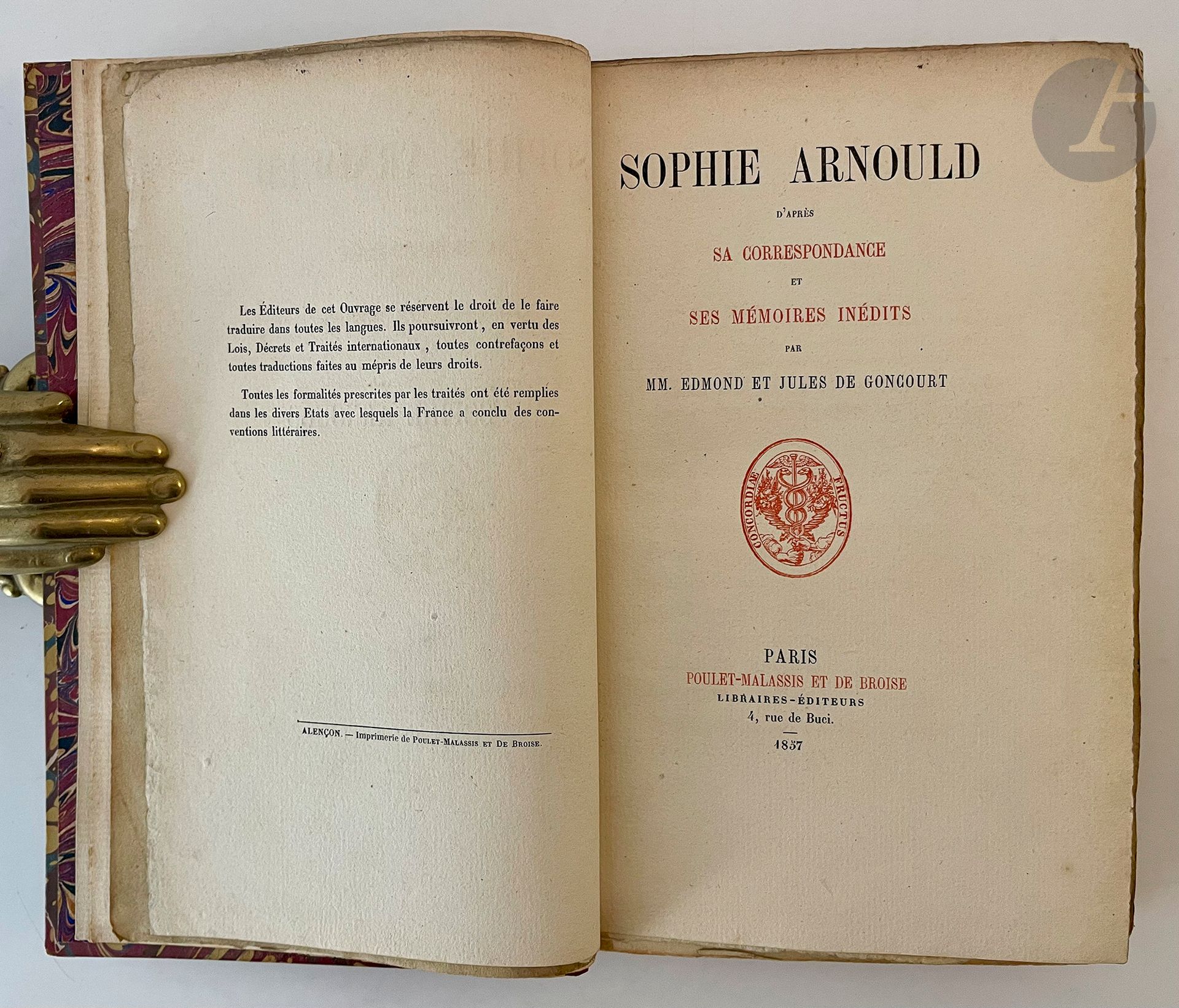 GONCOURT (Edmond et Jules de).
Sophie Arnould d'après sa correspondance et ses mémoires inédits.
Paris : Poulet-Malassis et de Broise, 1857. — In-12, 195 x 120 : (2 ff.), 197 pp., (1 f.), couverture imprimée. Demi-maroquin rouge, dos à nerfs orné, non rogné, couverture et dos conservés (Bianchi).
Oberlé, 525.
Édition originale de la biographie de la comédienne et cantatrice Sophie Arnould (1740-1802), tirée à 1110 exemplaires et élaborée à partir de manuscrits et de lettres de l'intéressée, acquises par les frères Goncourt auprès de Charavay.
Cet exemplaire fait partie des 10 exemplaires sur papier vergé, les seuls, avec seulement 30 exemplaires sur papier ordinaire, contenant un appendice de deux pages reproduisant le certificat du docteur Morand concernant la santé de Sophie Arnould, ainsi que les passages licencieux qui avaient été censurés dans le texte.
Un portrait de Sophie Arnould, sur chine collé, gravé par Adolphe Pierre Riffaut d'après Delatour, est joint à part.
Bon exemplaire de premier tirage, avec la bonne couverture qui annonce « Les Fleurs du mal » de Baudelaire à paraître en avril 1857. Il fut joliment relié par Bianchi, relieur niçois ayant exercé durant le deuxième quart du XXe siècle.
Restaurations à la couverture.
