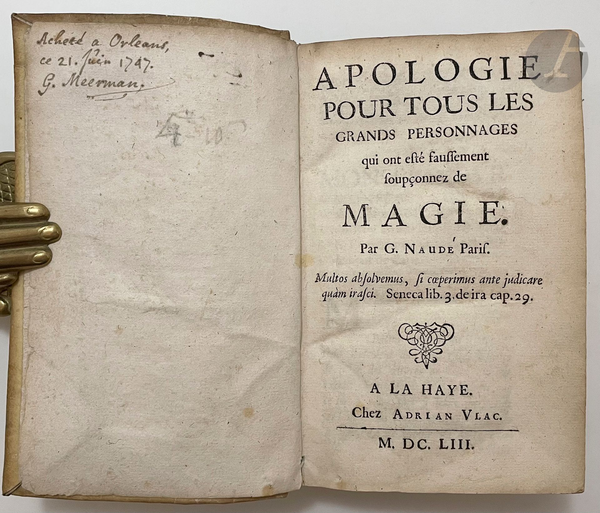 NAUDÉ (Gabriel).
Apologie pour tous les grands personnages qui ont esté faussement soupçonnez de magie.
La Haye : Adrian Vlac, 1653. — In-8, parchemin souple, dos lisse (reliure de l'époque).
Nouvelle édition de cet ouvrage important contre l'ignorance et l'obscurantisme, composé par Gabriel Naudé (1600-1653), bibliothécaire de la première bibliothèque du cardinal Mazarin à Paris.
Il y réhabilite des noms célèbres comme Pythagore, Numa Pompilius, Socrate, Aristote, Plotin , Porphyre, Scaliger, Anaud de Villeneuve, Corneille Agrippa, Savonarole, Nostradamus, Roger Bacon, Virgile, etc.
L'ouvrage parut pour la première fois en 1625 et cette édition est la dernière publiée du vivant de l'auteur.
Exemplaire du bibliophile du XVIIIe siècle Gérard Meerman (1722-1771), avec cette note manuscrite (autographe ?) : « Acheté à Orleans // ce 21 Juin 1747. // G. Meerman. »
L'exemplaire, comme la bibliothèque, fut par la suite la propriété de Joannes Meerman (1752-1815), fils de Gérard, et l'ensemble fut vendu aux enchères en 1824.
Bon exemplaire en reliure de l'époque, très bien conservé malgré quelques rousseurs et de discrètes galeries de vers.
Provenance : Gérard et Joannes Meeman (1824, n° 1285).