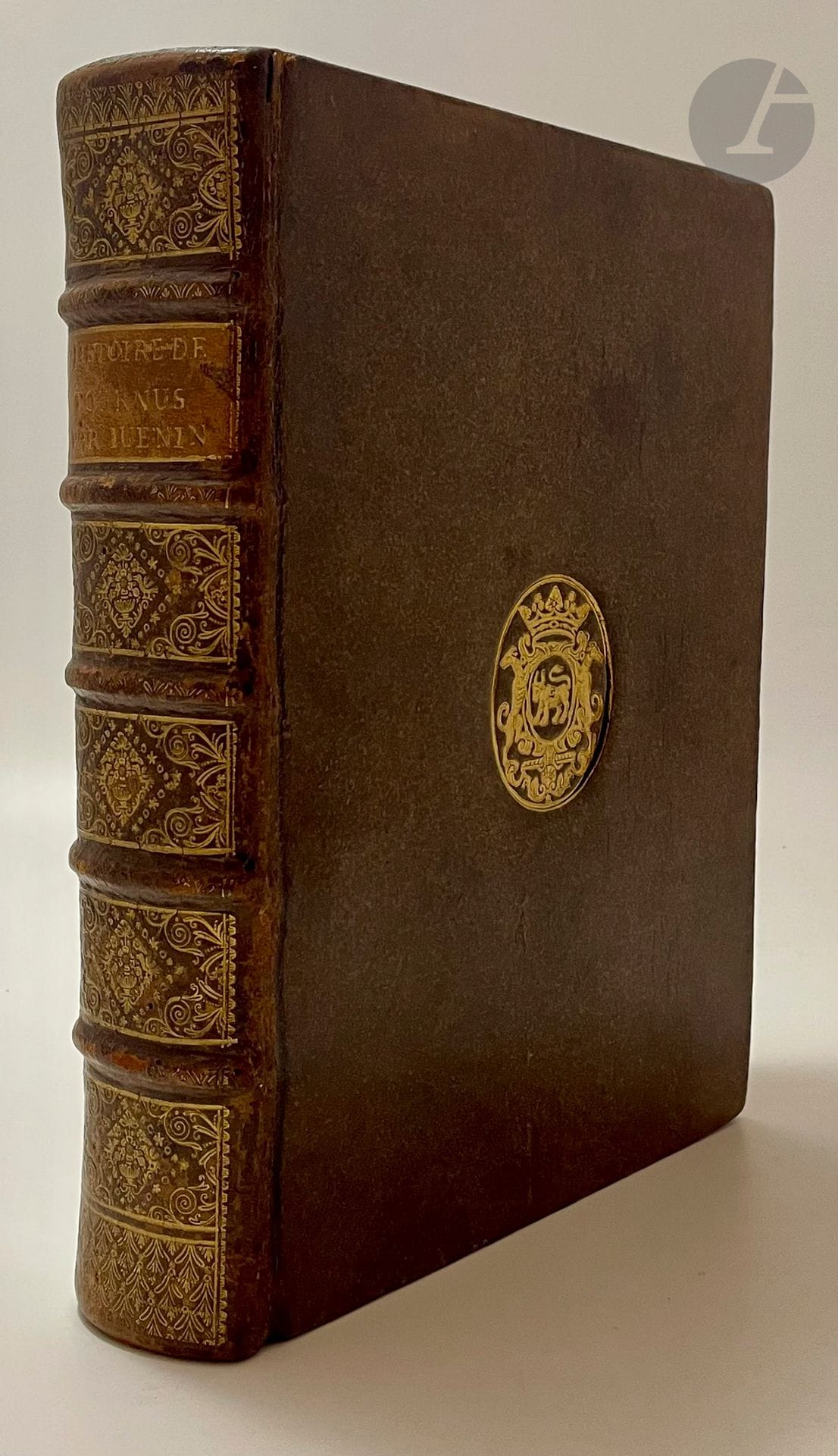 [JUÉNIN (Pierre)].
Nouvelle histoire de l'abbaïe royale et collegiale de Saint Filibert, et de la ville de Tournus. Avec une table chronologique, & quelques Remarques Critiques sur le Ive Tome de la Nouvelle Gaule Chrétienne : les preuves de l'histoire, un recueil d'Epitafes choisies, le Poüillé des Bénéfices dépendans de l'Abbaïe, & un Essai sur l'origine & la généalogie des Comtes de Chalon, & de Mâcon, & des Ires de Baugé.
Dijon : Antoine de Fay, 1733. — In-4, veau brun, armes dorées au centre sur les plats, dos à nerfs orné, tranches rouges (reliure de l'époque).
Édition originale, dédiée au cardinal de Fleury, de la chronique de l'abbaye de Tournus, rédigée par le chanoine Pierre Juénin (1668-1747). Certains avancent qu'il existerait une édition antérieure, sans toutefois fournir de source ni la citer, ce qui semble être une erreur.
L'ouvrage se compose de deux tomes, généralement reliés en un seul volume, le second ne comportant pas de page de titre. Le premier tome traite de l'histoire de l'abbaye, que l'auteur a divisée en quatre parties : «La première comprend […] tout ce qui a quelque raport à l'Histoire de Tournus, jusqu'à l'an 875, que les Moins de S. Filibert s'y établirent. La seconde contient l'Histoire de Tournus sous les Abbés Réguliers de la Congrégation de S. Filibert. La troisième, ce qui s'est passé sous les Abbés Commendataires. La quatrième, l'Histoire de la sécularisation de l'Abbaïe, & tout ce qui concerne l'Histoire de Tournus, depuis cette époque jusqu'à [l'époque de la publication du livre]. […] Après l'Histoire “suit” une Description de l'Eglise de Abbaïe, telle qu'elle étoit en 1562, lorsque les Huguenots la ravagèrent. On “trouve” ensuite une Table chronologique, avec une suite des Archevêques de Lyon, des Evêques de Chalon, de ceux de Mâcon, & des Princes qui ont été Souverains de Tournus depuis Constantin le Grand : & immédiatement après cette Chronologie, quelques Remarques critiques sur une partie du quatrième Tome de la Nouvelle Gaule Chrétienne » (Préface).
Le second tome comprend les « preuves de l'Histoire de Tournus ».
Cette édition comprend également sept planches : un « Plan de la ville et abbaye de Tournus », un « Profil de la ville de Tournus » (p. 1), un « Éventail illustré » (deux planches dépliantes p. 46), une « Effigie d'un religieux et d'un seigneur » (p. 255), un « Plan de l'église souterraine » et un « Plan géométral de l'église de Saint Filibert de Tournus » (deux plans, dont un dépliant, p. 382). On trouve également, à la page 61, la reproduction de deux pièces de monnaie gravées sur cuivre dans le texte.
EXEMPLAIRE AUX ARMES DU PRÉSIDENT JEAN BOUHIER (1673-1746), archéologue, traducteur et poète dijonnais, qui fut premier président au Parlement de Bourgogne et membre de l'Académie française, élu en 1727. Sa bibliothèque comprenait 35 000 ouvrages et 2 000 manuscrits.
Exemplaire très bien conservé malgré une déchirure réparée à la première des 2 planches situées avant la page 47, et une déchirure sans manque au feuillets I1 et I2 dans le second tome.