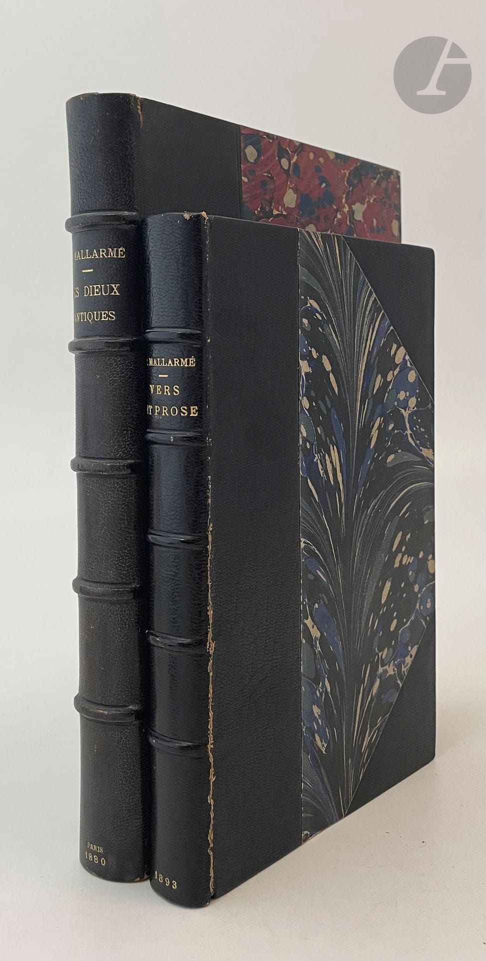 MALLARMÉ (Stéphane).
Les Dieux antiques. Nouvelle mythologie illustrée d'après George W. Cox et les travaux de la science moderne à l'usage des lycées, pensionnats, écoles et des gens du monde.
Paris : J. Rothschild, 1880. — In-8, demi-maroquin noir, dos à nerfs, tête rouge, non rogné, couverture et dos conservés (reliure du XXe siècle).
Édition originale de la traduction, ou plutôt de l'adaptation, réalisée par Stéphane Mallarmé en tant que professeur au lycée Fontanes (aujourd'hui lycée Condorcet) d'un manuel anglais de George W. Cox. Mallarmé considérait cet ouvrage comme « le seul traité scolaire de mythologie existant en France à cette époque ». Il y a inclus des poésies de deux maîtres de la poésie contemporaine : Leconte de Lisle et Théodore de Banville.
L'édition est illustrée de 260 vignettes gravées sur bois, représentant des statues, des bas-reliefs, des médailles et des camées.
Bon exemplaire.
Quelques minimes frottements d'usage et de très rares rousseurs.
Provenance : M. Nicolle, historien d’art et conservateur du Musée de Rouen, avec sa signature sur la première garde blanche et sur la couverture.
On joint, du même auteur :
- VERS ET PROSE. Morceaux choisis. Avec un portrait par James M. N. Whistler. Paris : Perrin et Cie, 1893. —In-18, demi-maroquin bleu foncé à coins, dos à nerfs, non rogné, couverture et dos conservés (Canape).
Première édition, en partie originale, de ce choix de poésies, illustrée d'un portrait de l'auteur sur chine collé, lithographié par James Mc Neill Whistler.
Exemplaire du tirage courant, très bien relié par Canape.
Craquelure à la charnière du premier plat.