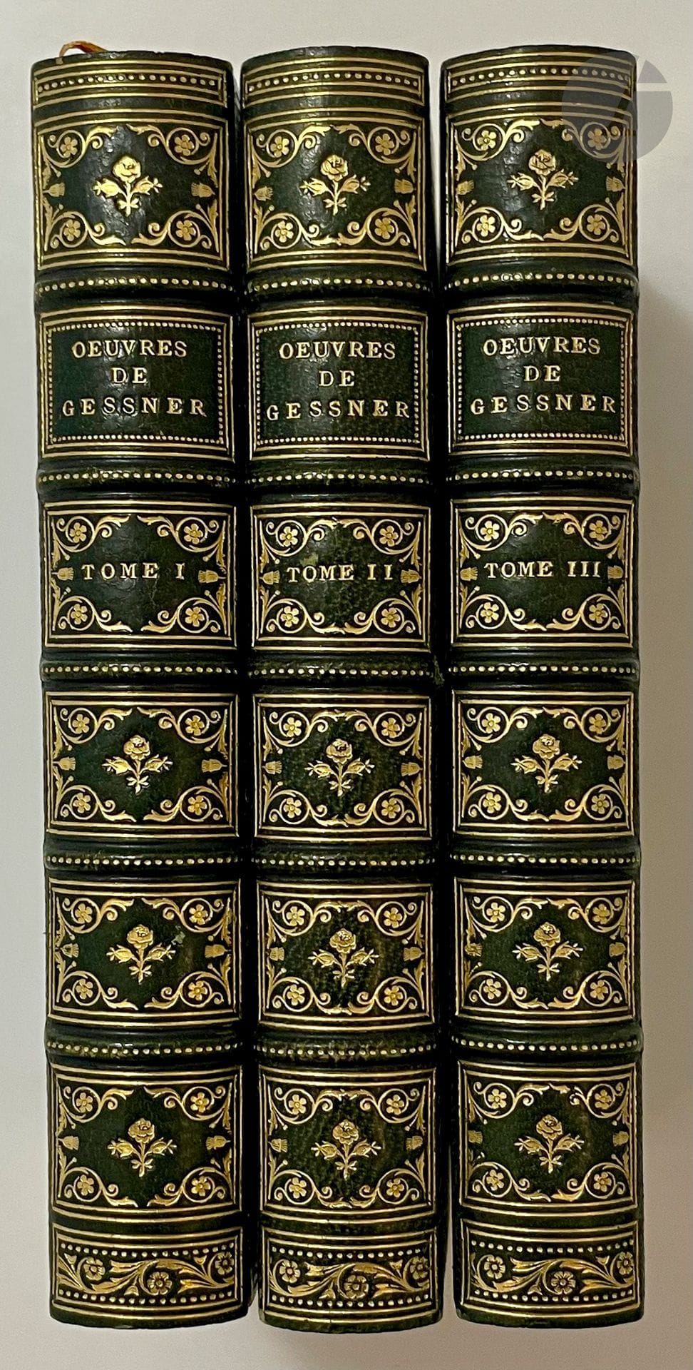 GESSNER (Salomon).
Œuvres complettes.
S.l., [1780]. — 3 volumes in-24, maroquin vert foncé, triple filet doré en encadrement sur les plats, dos à nerfs orné, roulette dorée intérieure, tranches dorées sur marbrures, étui bordé (Chambolle-Duru).
Fontaine, « Cazin l'éponyme galvaudé », p. 200. - Cohen, 432-433.
Charmante édition de petit format, bien que longtemps apparentée aux éditions de Cazin, elle n'en fait pas partie. Elle est illustrée d'un portrait, de trois titres gravés et de 14 planches gravées par Nicolas de Launay, Robert de Launay, Emmanuel-Jean-Népomucène De Ghendt, Pierre Duflos et Jean-Louis Delignon, d'après les compositions de Clément-Pierre Marillier.
Superbe exemplaire relié par Chambolle-Duru, enrichi de la suite des mêmes figures gravées par Rémi Delvaux, mais présentant les sujets inversés, et ACCOMPAGNÉ DE 14 EAUX-FORTES, dont 3 font partie de la suite Delvaux.
De la bibliothèque de Hans Furstenberg (1890-1982), banquier allemand connu surtout comme bibliophile, qui avait réuni l’une des plus importantes collections privées de livres précieux et de reliures.
Exemplaire parfaitement conservé.
Provenance : Hans Furstenberg, avec ex-libris.