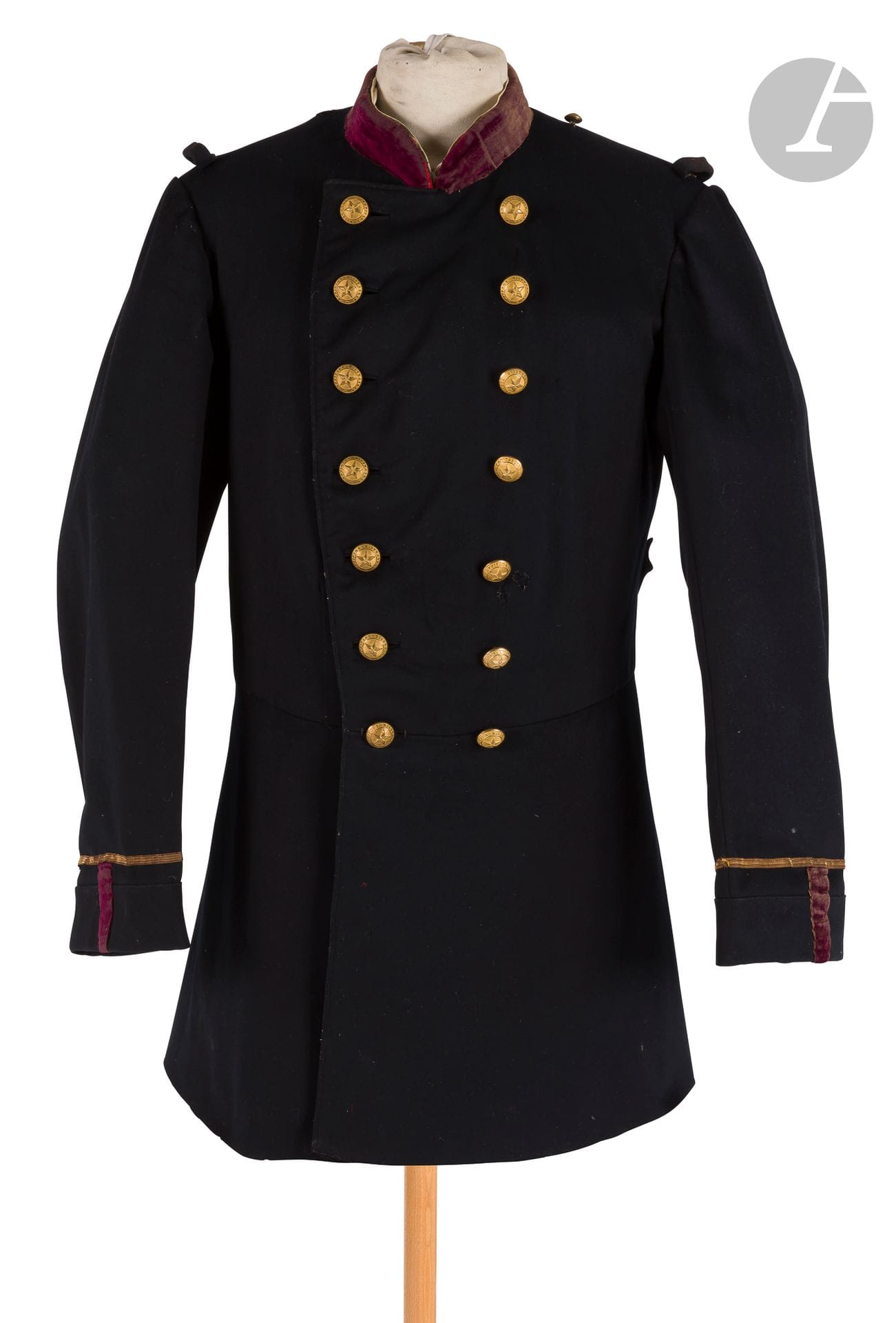 Tunique de médecin sous-lieutenant des Hôpitaux militaires 
en drap bleu national. Double boutonnage de 7 boutons dorés à l’étoile marqués « Hôpitaux Militaires ». Pattes de parements et col recouverts de velours cramoisis (usures). Doublures en satinette noire avec ceintures en coutil et cuir vert.
Vers 1870-1880.
A.B.E. (pattes d’épaules changées, manque un bouton, petites usures).
