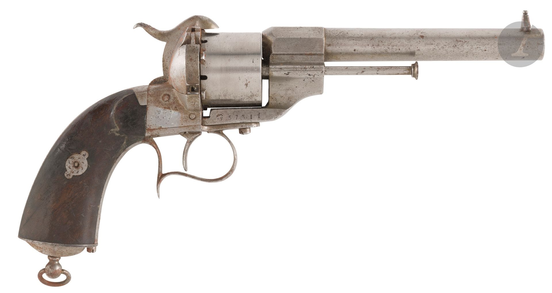 Revolver Lefaucheux 1858 civil six coups, calibre 12 mm simple action. 
Canon rond, à pans au tonnerre gravé « E. Lefaucheux Bte à Paris ». Carcasse ouverte, poinçonnée « LF 57311 » et reste de poinçon Lefaucheux. Pontet repose-doigt. Plaquettes de crosse en noyer.
Calotte à pans, à anneau. Baguette en fer.
A.B.E. (oxydations).