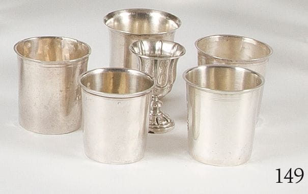 Cinq timbales et un coquetier en argent. Pour quatre poinçon minerve et pour l’une poinçon vieillard (1819 - 1838).Poids : 281 g