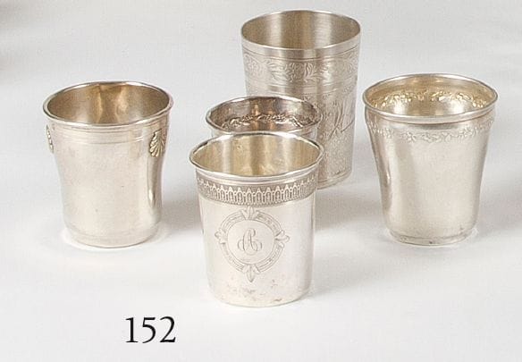 Cinq timbales à fond plat en argent minerve.Poids : 278 g