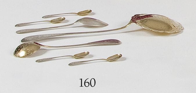 Une pelle à fraise et une pelle à sucre en argent (intérieur vermeillé) et quatre pelles à sucre (manque une pièce au modèle – une petite pelle à sucre d’un modèle différent mais au même chiffre est jointe) dans leur écrin.XXe siècle.Paris : orfèvre Collet. Province : orfèvre non identifié.Poids : 184 g