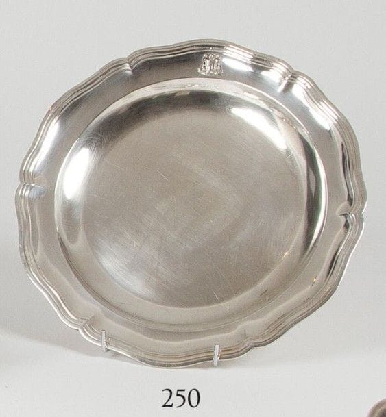 Grand plat filets contours en argent. Armoiries postérieures rapportées.Paris 1781 - 1789. (Lettre date illisible).Maître- orfèvre : probablement Pierre-Nicolas Somme.Poids : 1334 gD. : 34,6 cm