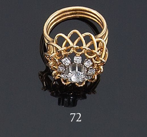 Bague fleur stylisée en fils d’or jaune, le cœur agrémenté de diamants.Poids : 7,6 g 