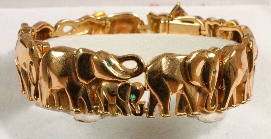 CARTIER. Bracelet en suite d'éléphants en or jaune. Poids 70 g. Avec certificat et écrin.
