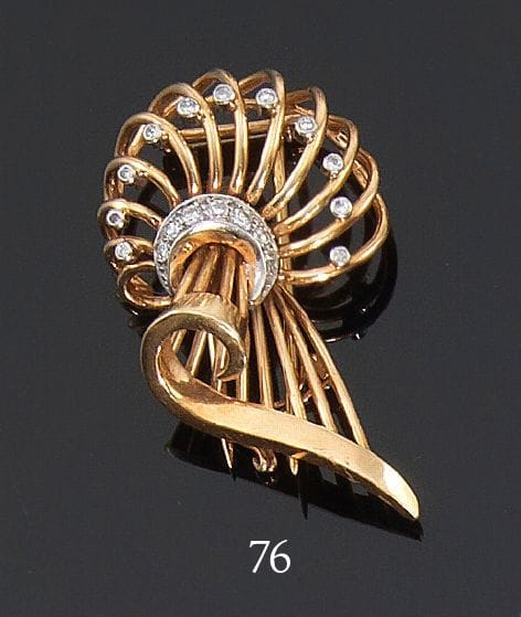 Broche clip en fils d’or jaune, agrémentée de diamants.Poids : 13,5 g